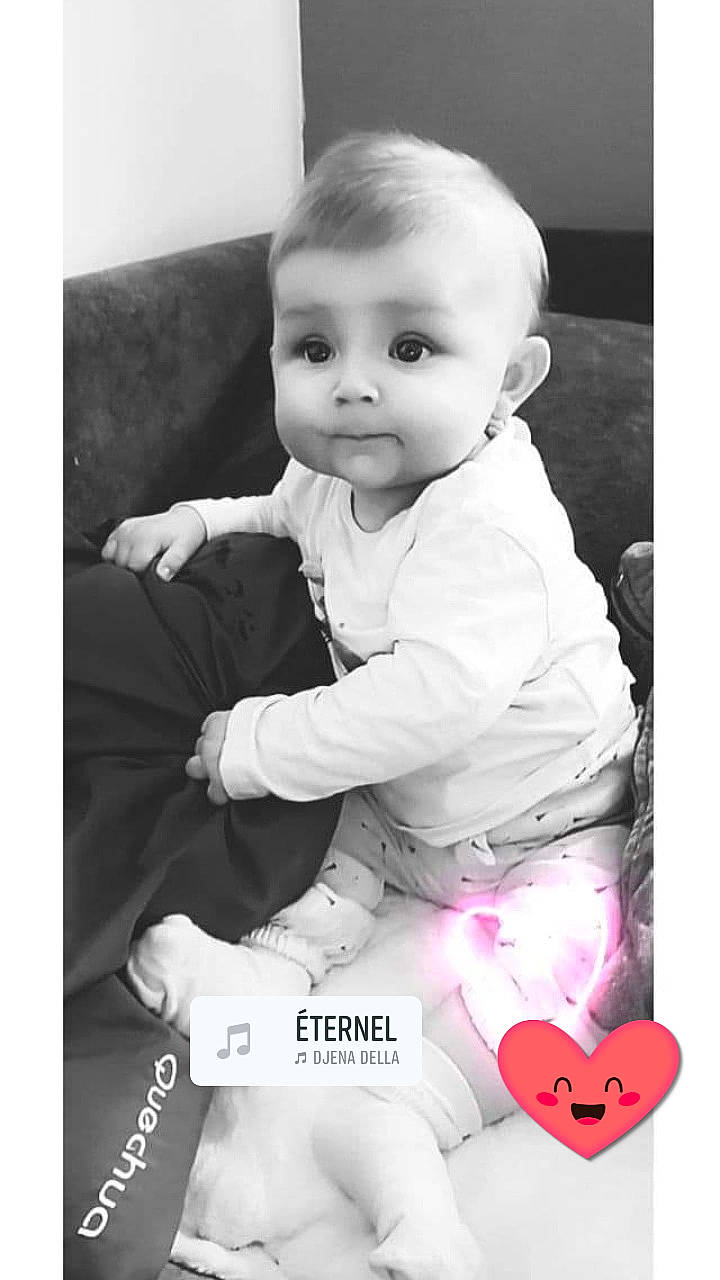 Celina participe au concours pour gagner de l'argent avec cette photo : baby, baby_toddler_clothing, beauty, child, comfort, flash_photography, font, gesture, happy, human_body, magenta, monochrome, monochrome_photography, pattern, people, person, photo_caption, product, sitting, sleeve