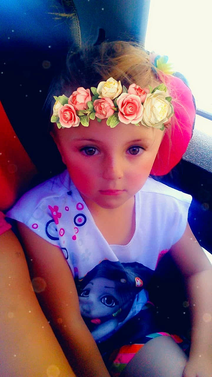 Sana a rejoint le concours — aidez-le/la à gagner de superbes lots ! child, child_model, fashion_accessory, flower, hair_accessory, headband, headgear, headpiece, person, plant