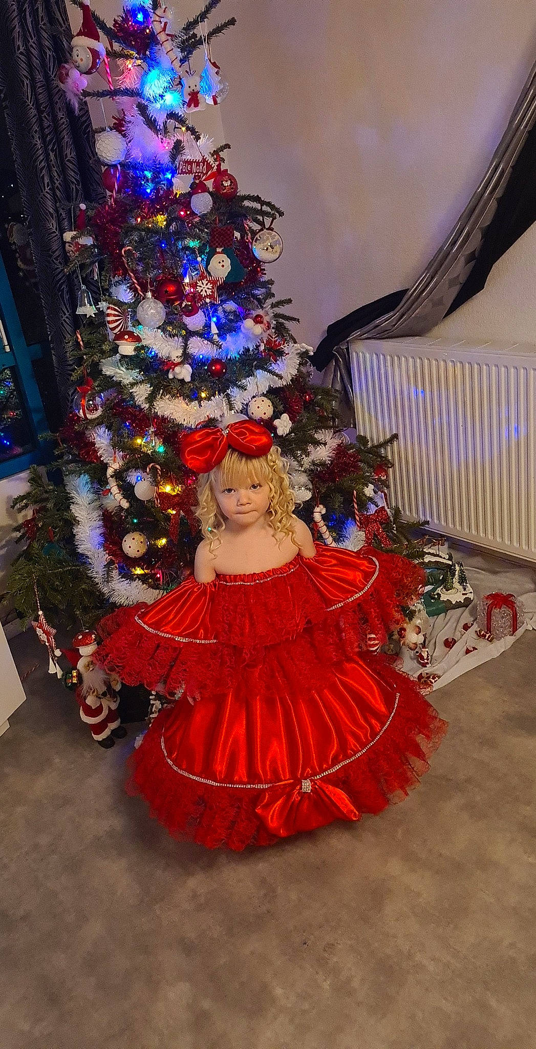 Madison a rejoint le concours — aidez-le/la à gagner de superbes lots ! blue, christmas, christmas_decoration, christmas_ornament, christmas_tree, conifer, costume_design, costume_hat, dress, event, fashion_design, fun, holiday, holiday_ornament, magenta, ornament, person, plant, purple, tradition