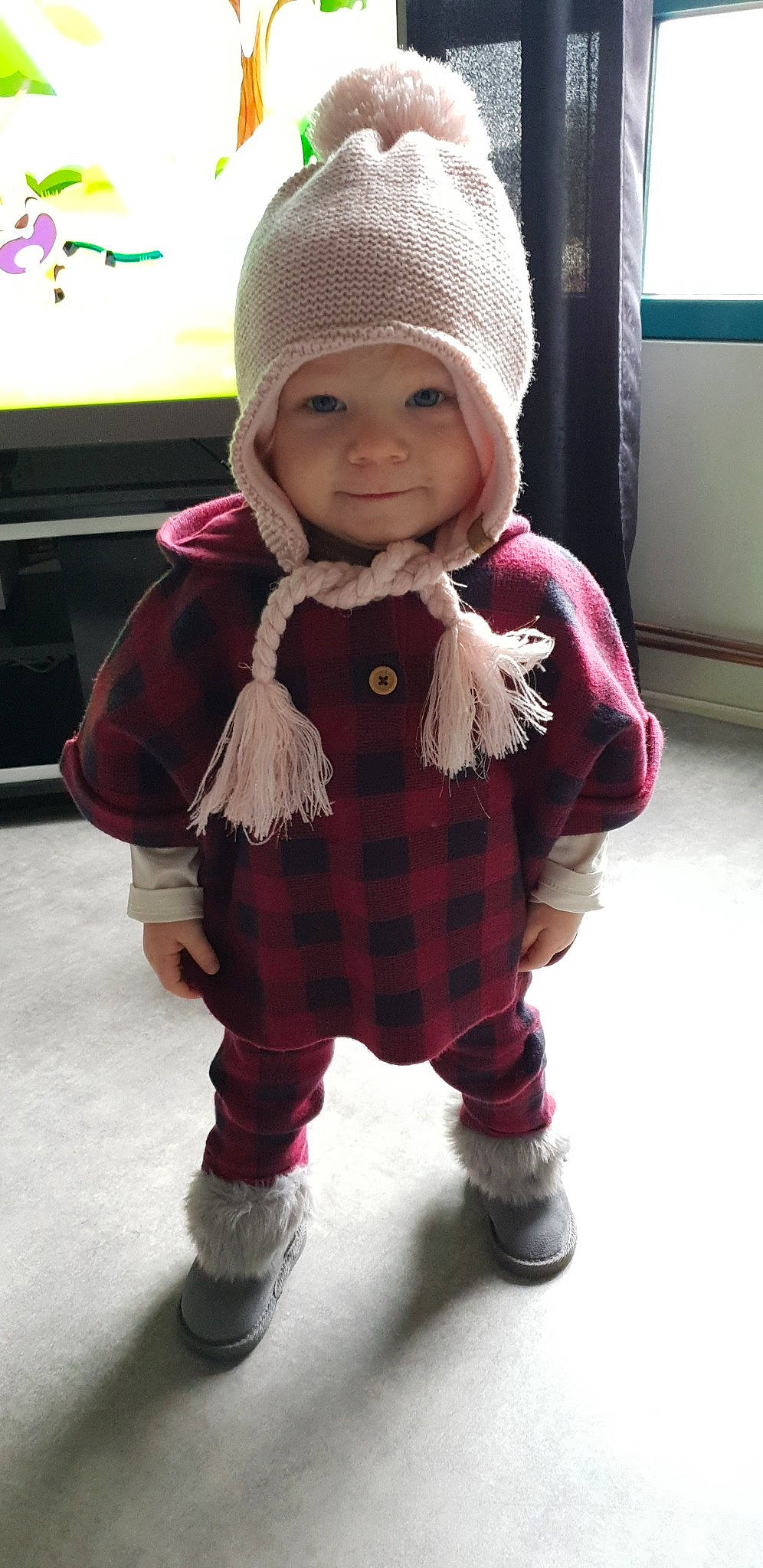 Madison a rejoint le concours — aidez-le/la à gagner de superbes lots ! baby, baby_toddler_clothing, cap, child, fun, head, headgear, headwear, jacket, person, pink, plaid, product, purple, sleeve, smile, sock, standing, tartan, textile