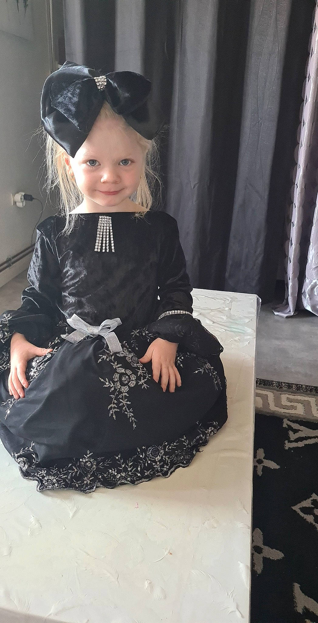 Madison a rejoint le concours — aidez-le/la à gagner de superbes lots ! black, black_and_white, black_hair, curtain, day_dress, dress, embellishment, fashion_design, flash_photography, formal_wear, hairstyle, hat, headgear, headwear, joy, one_piece_garment, pattern, person, shoulder, sleeve