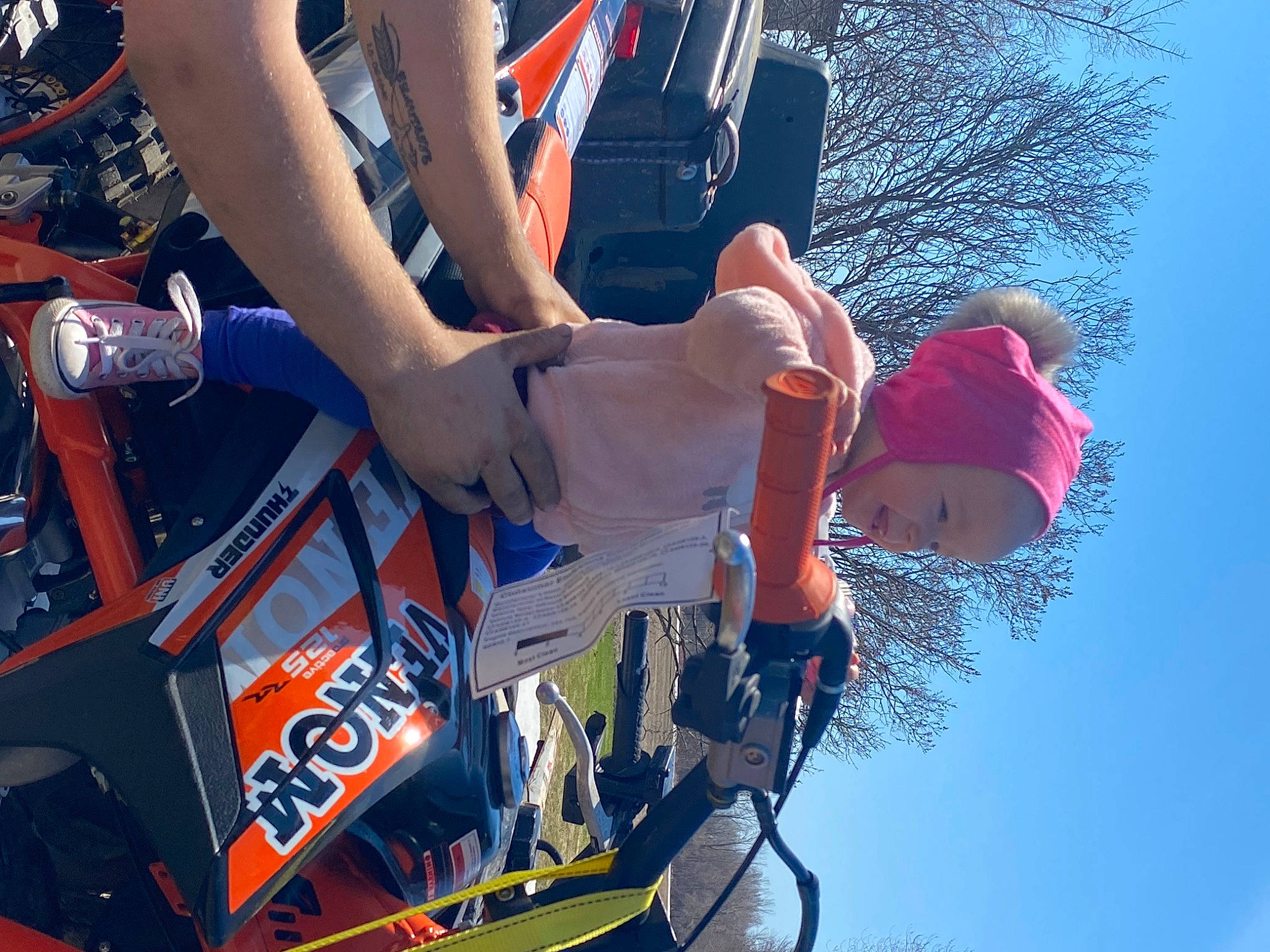 Lyvia participe au concours pour gagner de l'argent avec cette photo : adventure, competition, crowd, cycle_sport, cycling, electric_blue, event, extreme_sport, fun, leisure, person, racing, recreation, shorts, sky, sports_equipment, stunt, stunt_performer, tire, tree