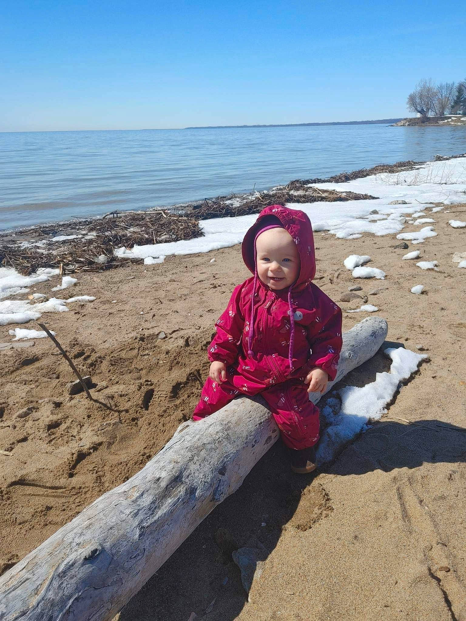 Lyvia participe au concours pour gagner de l'argent avec cette photo : beach, coast, coastal_and_oceanic_landforms, fun, hat, headwear, horizon, jeans, joy, lake, landscape, morning, natural_environment, people_in_nature, person, rock, sand, shore, sky, toddler