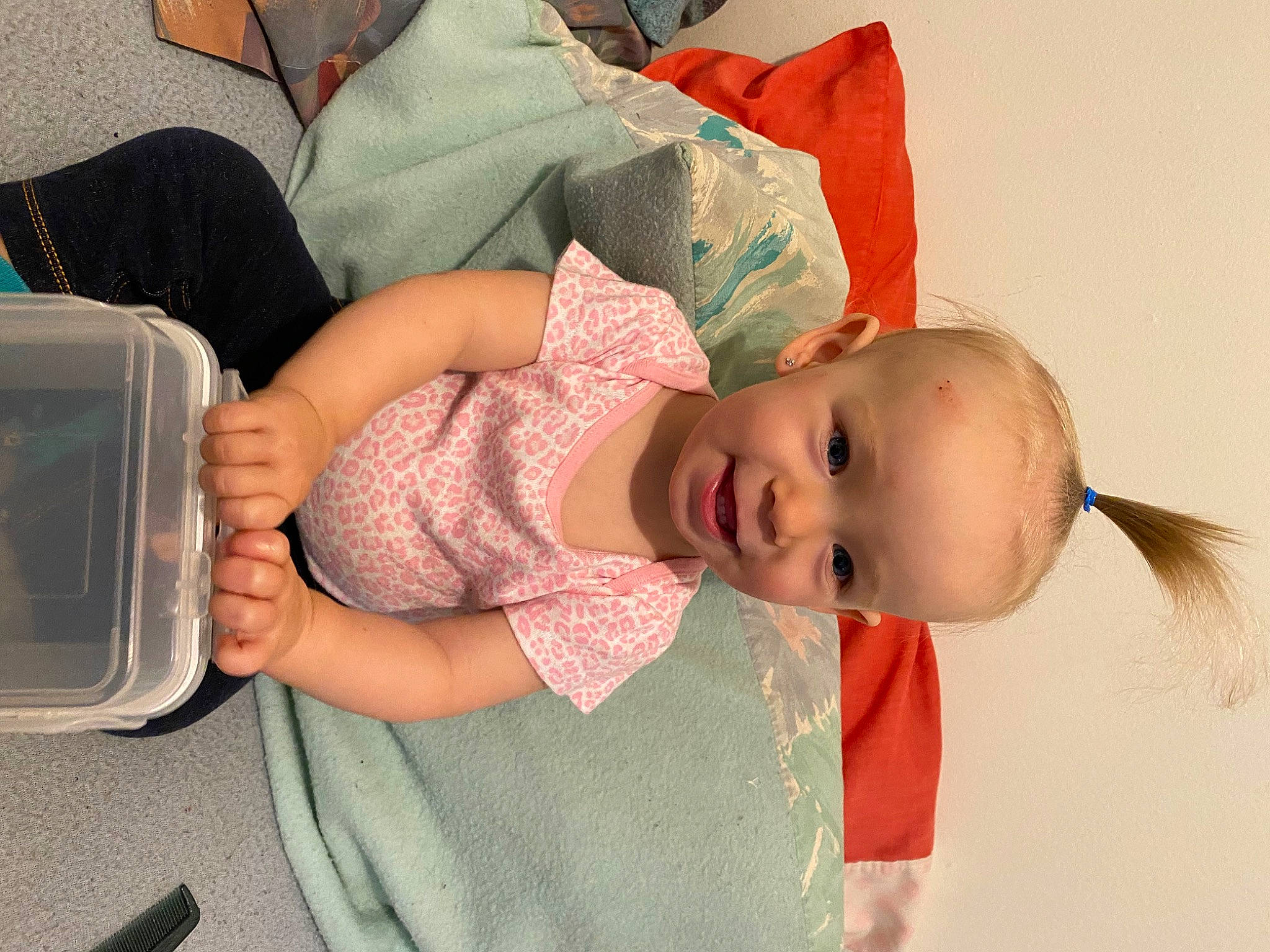 Lyvia a rejoint le concours — aidez-le/la à gagner de superbes lots ! baby, baby_products, baby_toddler_clothing, child, comfort, happy, hat, person, room, sitting, toddler, tree