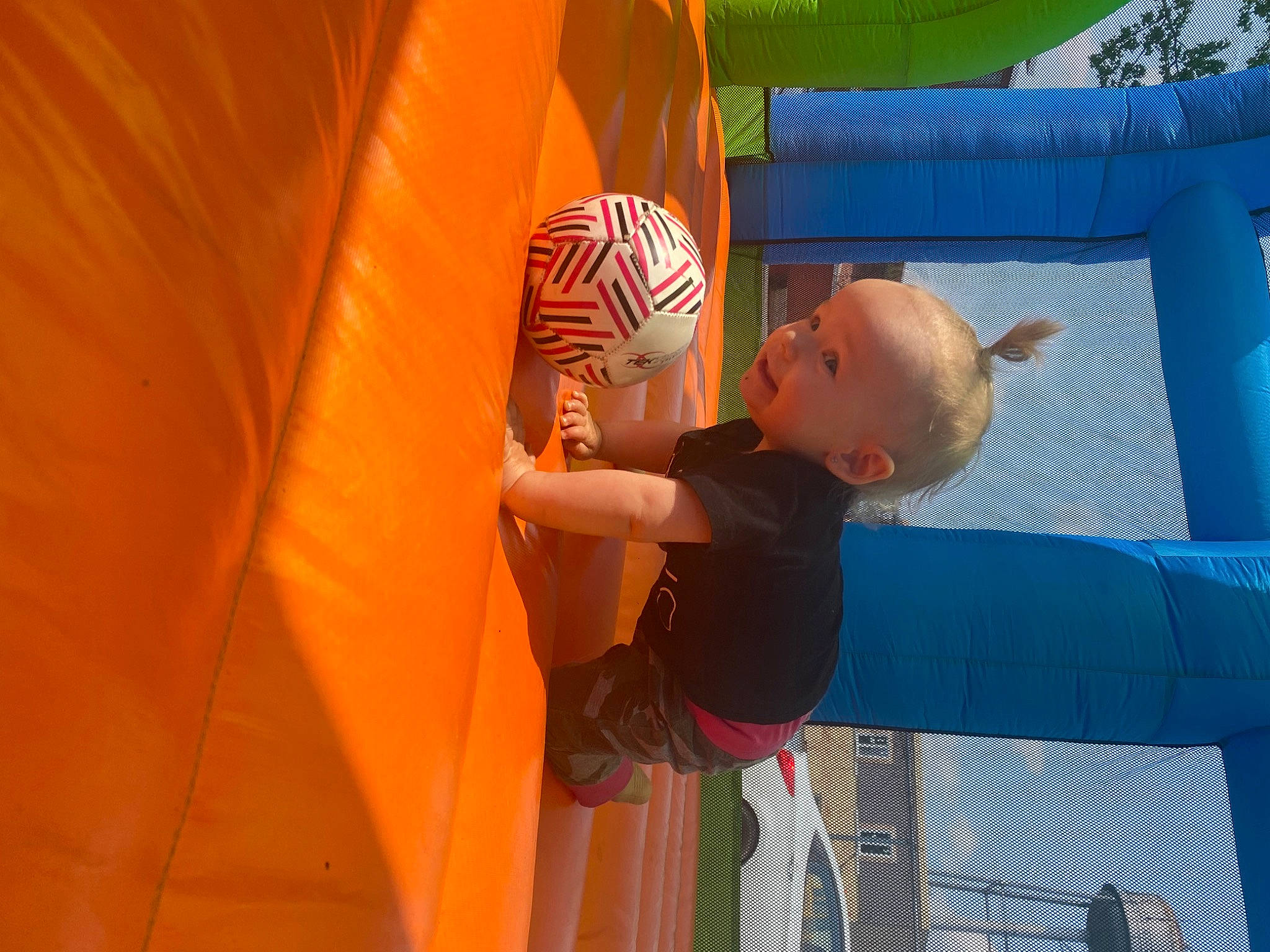Lyvia participe au concours pour gagner de l'argent avec cette photo : baby, bounce_house, child, chute, fun, happy, inflatable, leisure, outdoor_play_equipment, peach, person, play, playground, recreation, room, shade, smile, t_shirt, tints_and_shades, toddler