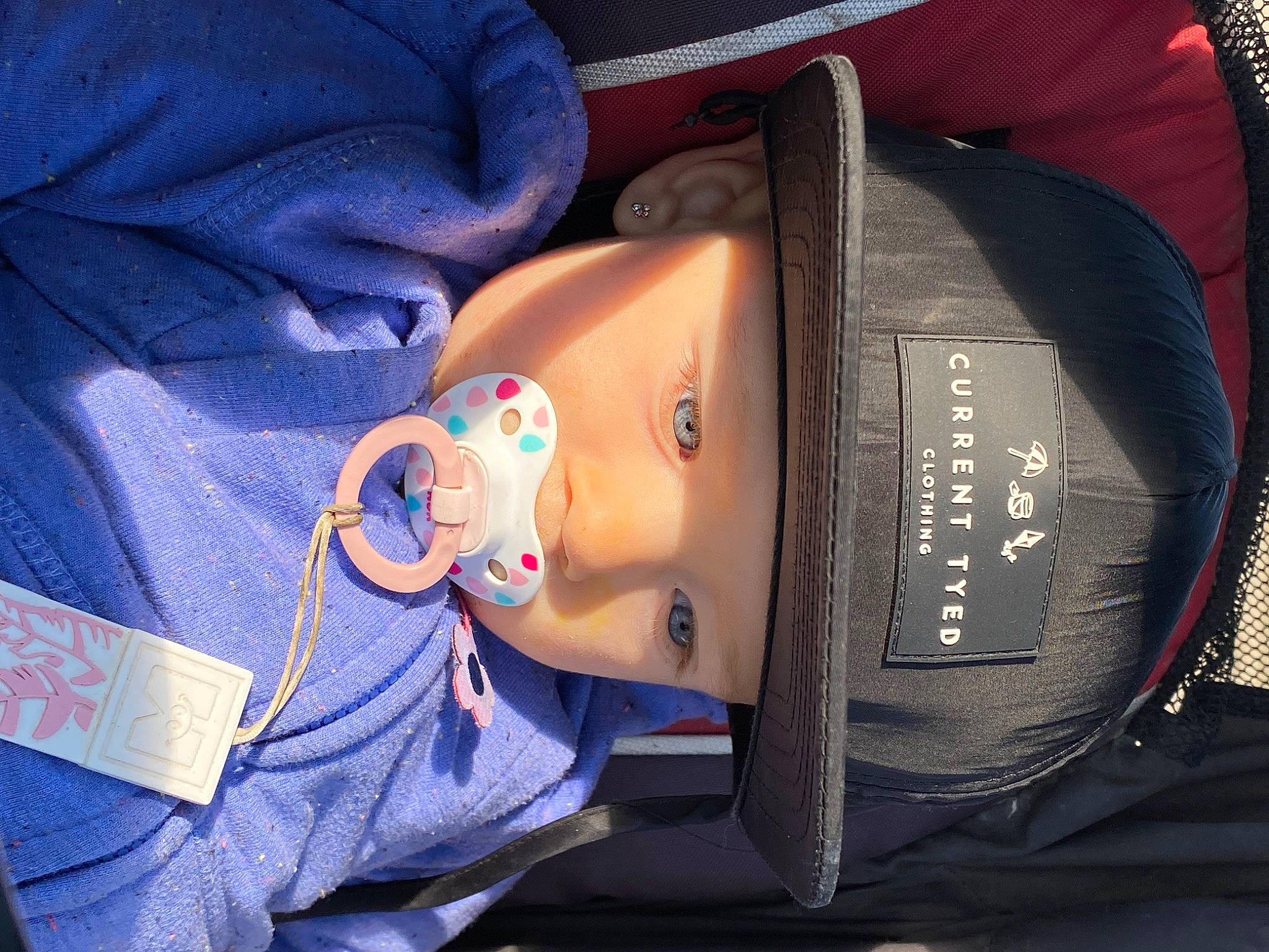 Lyvia a rejoint le concours — aidez-le/la à gagner de superbes lots ! auto_part, baby_products, baggage, car_seat, child, comfort, denim, elbow, electric_blue, eyewear, fashion_accessory, finger, glasses, hat, headwear, nail, person, personal_protective_equipment, pocket, thumb