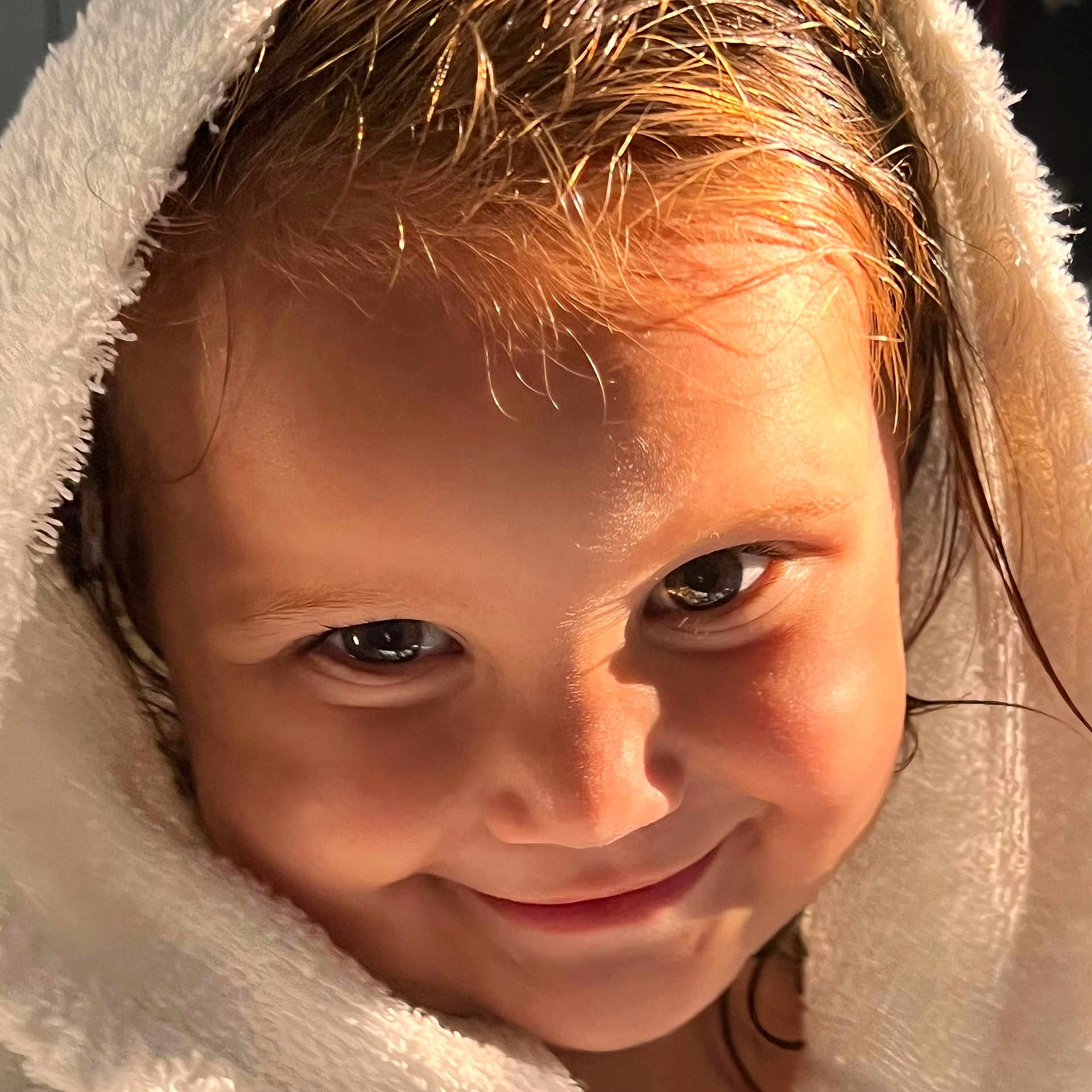 Esmée a rejoint le concours — aidez-le/la à gagner de superbes lots ! child, face, smile, eyes, towel, wet_hair, close_up, portrait, skin, cheeks, innocence, playful, happy, expression, young, indoors, cute, person, head, warm_light