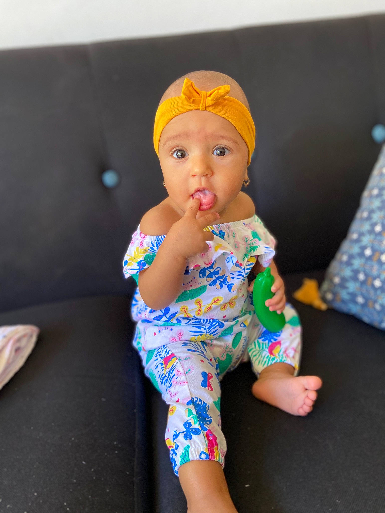 Ilyanna a rejoint le concours — aidez-le/la à gagner de superbes lots ! baby, baby_products, baby_toddler_clothing, cap, child, hat, headgear, headwear, pattern, person, skin, sun_hat, surprise, toddler, toy, yellow