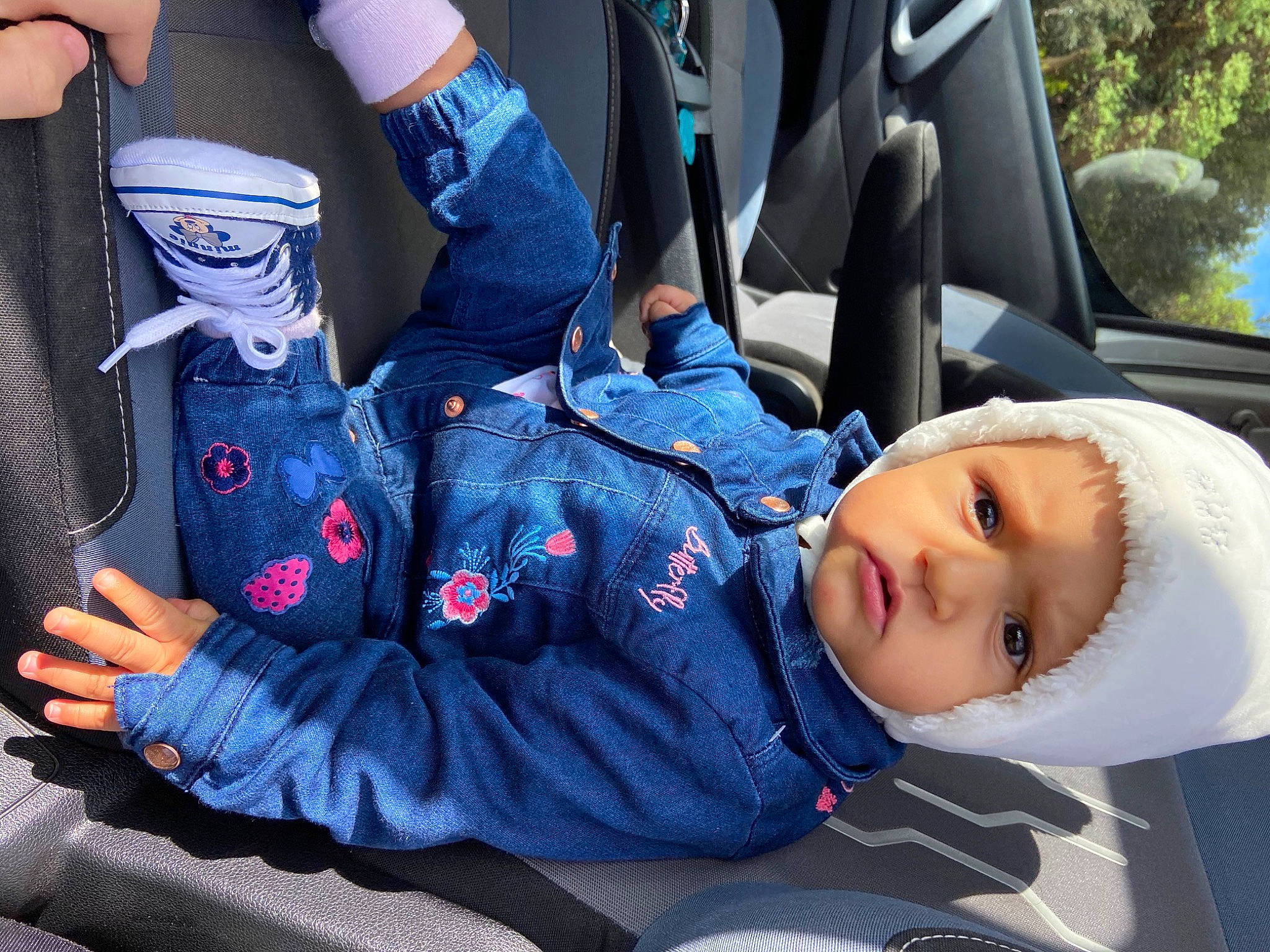 Ilyanna participe au concours pour gagner de l'argent avec cette photo : child, headwear, jeans, person, plant, toddler
