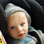 Léandre participe au concours pour gagner de l'argent avec cette photo : toddler, child, face, blue_eyes, hat, car_seat, seatbelt, jacket, clothing, baby, portrait, close_up, indoors, seat, child_safety, winter_wear, expression, cute, young_child, headwear