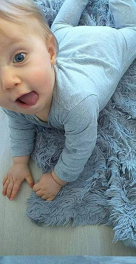 Kyllian a rejoint le concours — aidez-le/la à gagner de superbes lots ! arm, baby_toddler_clothing, cheek, comfort, eye, eyebrow, head, joint, mammal, mouth, neck, nose, organ, outerwear, person, skin, sleeve, standing, textile, white