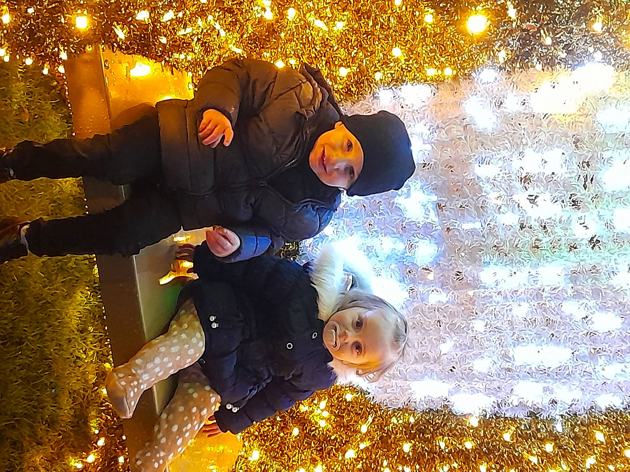 Kyllian a rejoint le concours — aidez-le/la à gagner de superbes lots ! christmas, christmas_decoration, christmas_ornament, decoration, event, fun, gesture, happy, headwear, holiday, leisure, light, lighting, nature, ornament, people_in_nature, person, plant, smile, tree