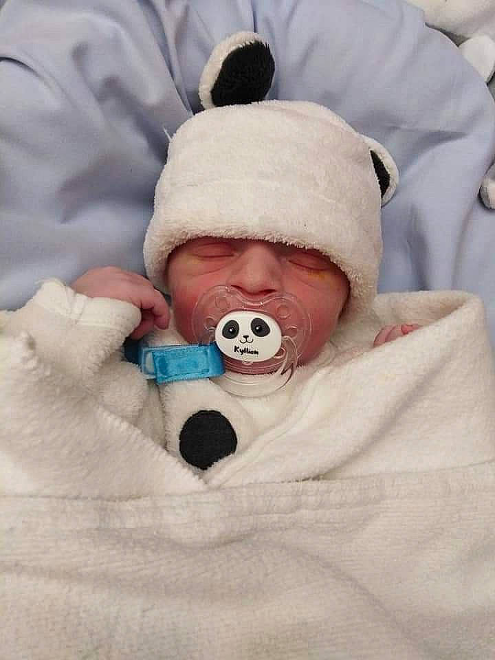 Kyllian a rejoint le concours — aidez-le/la à gagner de superbes lots ! baby, baby_products, baby_sleeping, beanie, cheek, child, comfort, face, freezing, fur, happy, headwear, human_body, knit_cap, linens, nose, person, plush, stuffed_toy, textile