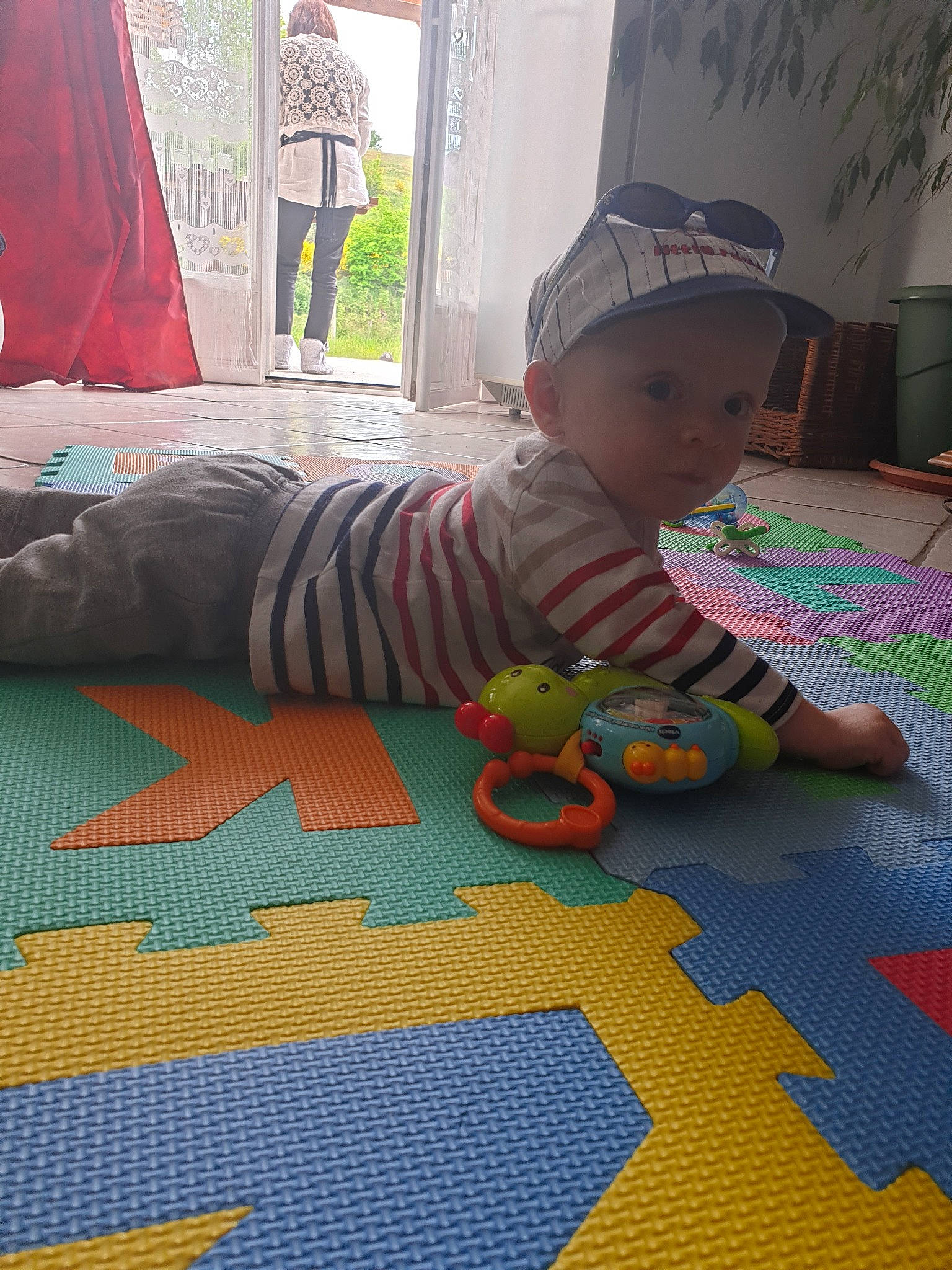 Tomy participe au concours pour gagner de l'argent avec cette photo : adaptation, baby, baby_toys, carpet, child, crawling, floor, flooring, person, play, playmat, room, textile, toddler