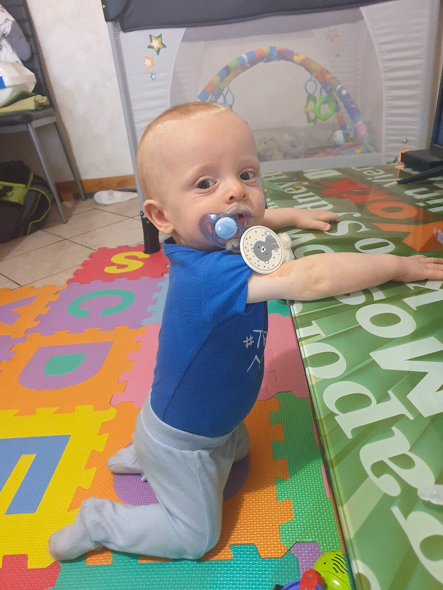 Tomy a rejoint le concours — aidez-le/la à gagner de superbes lots ! baby, child, person, play, room, skin, toddler, vacation