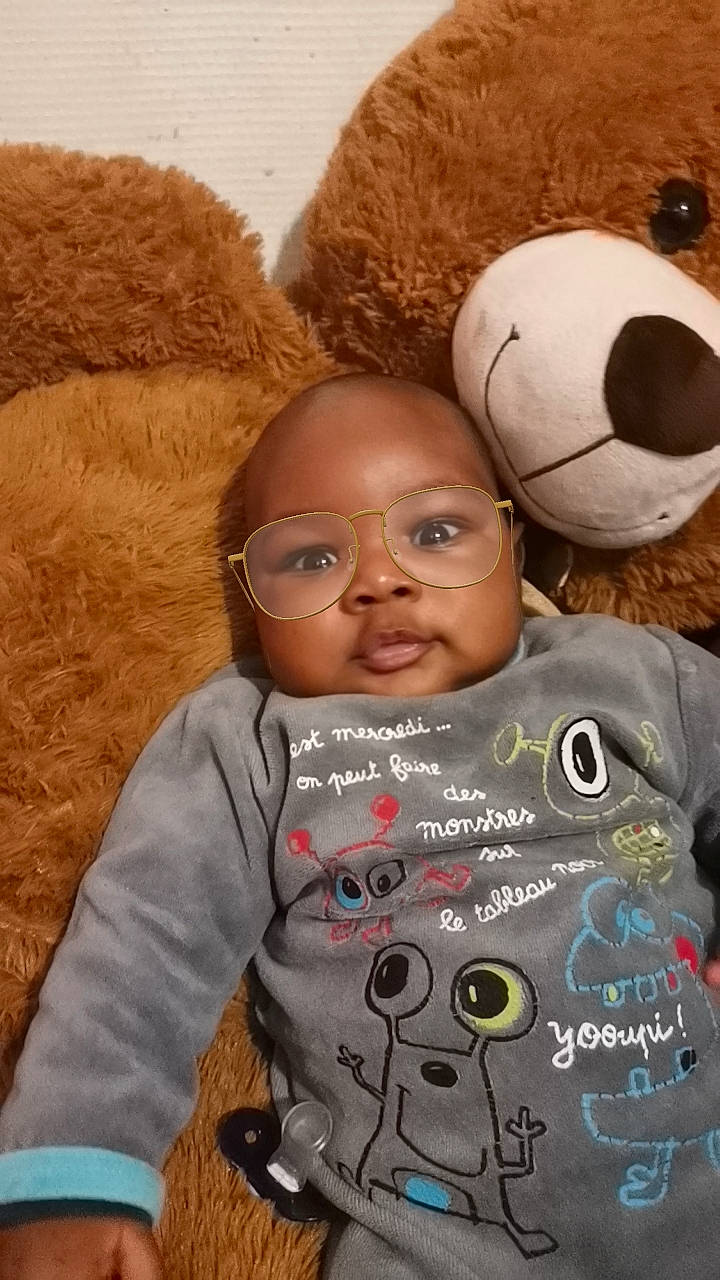 Zachary a rejoint le concours — aidez-le/la à gagner de superbes lots ! baby, baby_toddler_clothing, child, eyewear, face, facial_expression, fun, happy, head, mammal, mouth, nose, organ, person, skin, sleeve, t_shirt, toddler, toy, vertebrate