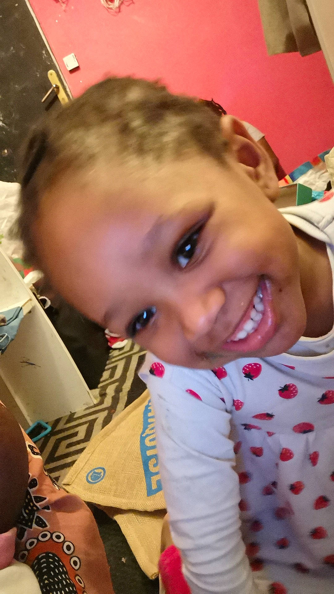 Nayé a rejoint le concours — aidez-le/la à gagner de superbes lots ! cheek, chin, ear, eyebrow, eyelash, facial_expression, finger, forehead, hairstyle, happy, head, human, iris, joy, lip, mouth, neck, nose, person, skin