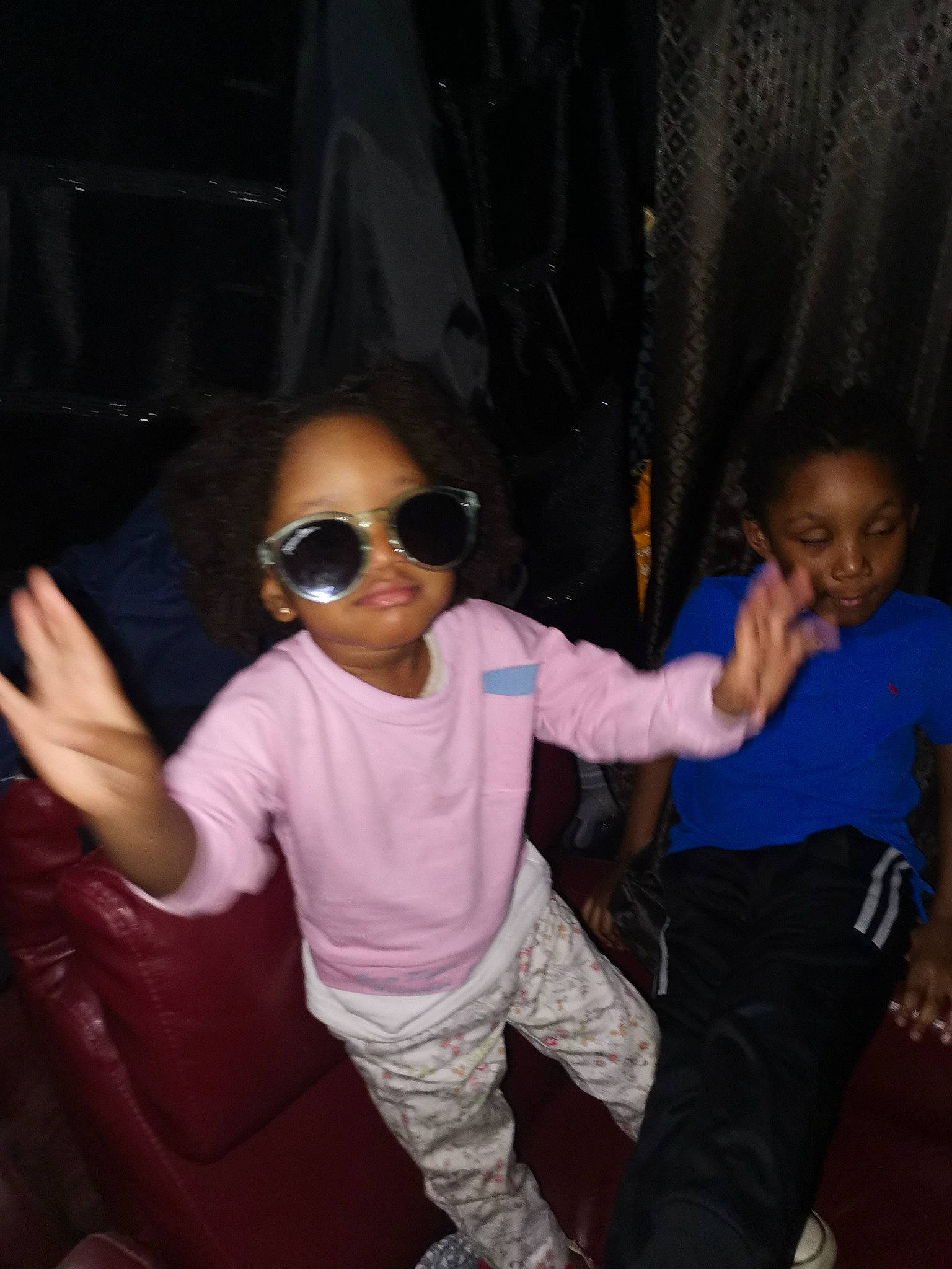 Nayé participe au concours pour gagner de l'argent avec cette photo : boot, child, entertainment, event, eyewear, fun, glasses, goggles, happy, leg, leisure, magenta, performing_arts, person, sandal, sitting, sunglasses, thigh, thumb, toddler