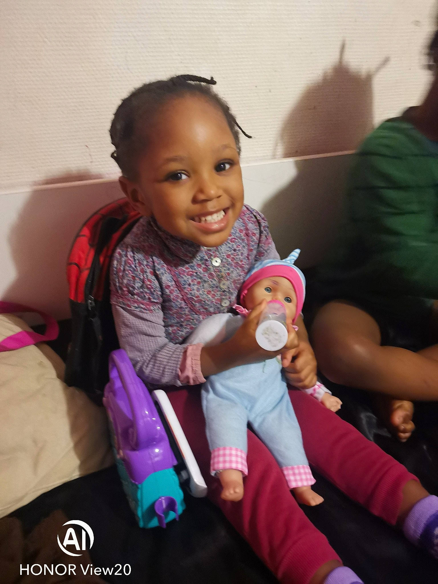 Nayé participe au concours pour gagner de l'argent avec cette photo : baby, baby_products, baby_toddler_clothing, cheek, child, comfort, face, facial_expression, fun, happy, head, headwear, joy, leisure, magenta, organ, person, pink, purple, sitting