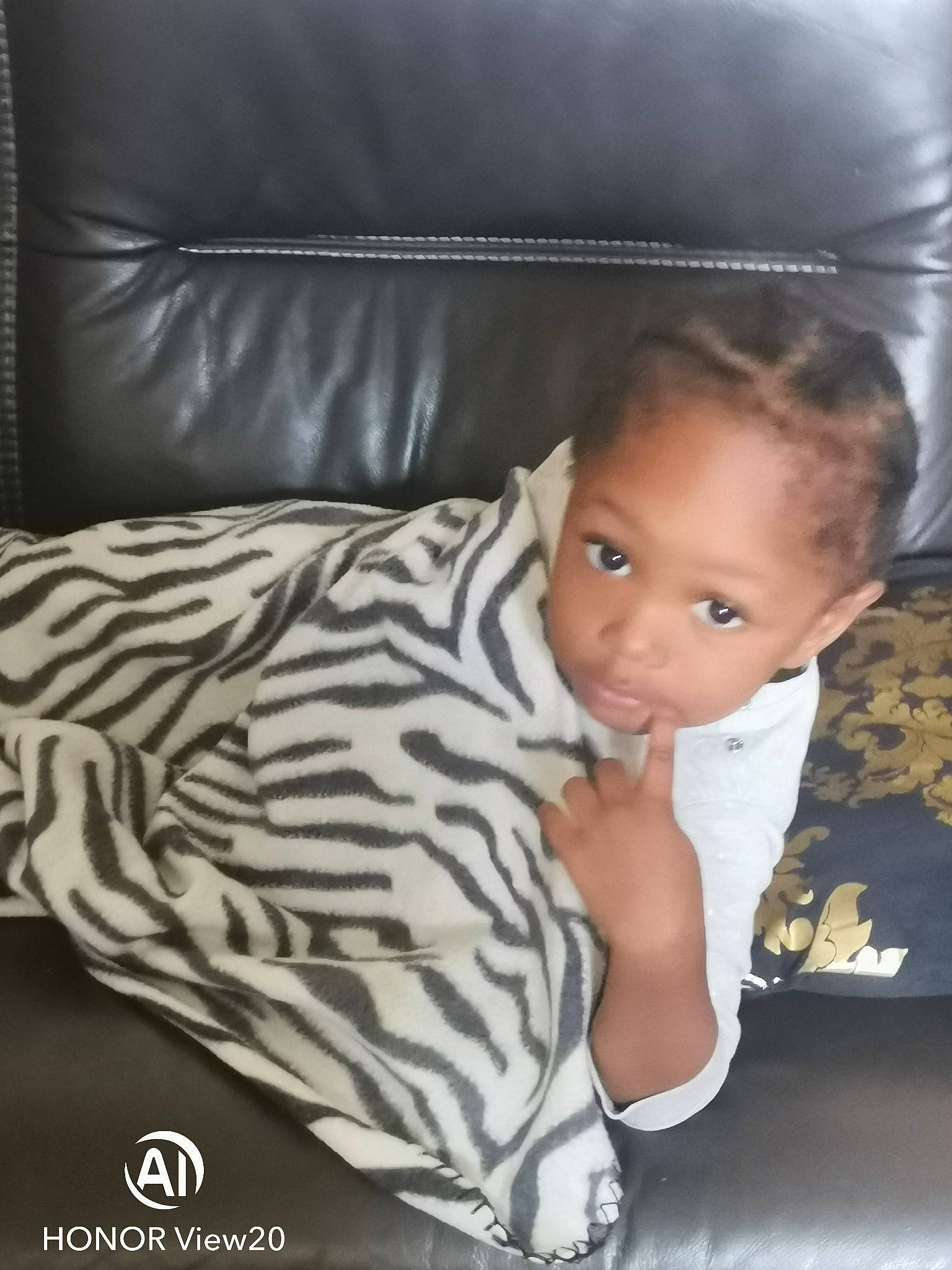 Nayé a rejoint le concours — aidez-le/la à gagner de superbes lots ! baby_toddler_clothing, bedding, child, comfort, couch, eyebrow, flash_photography, flooring, fun, head, human_leg, linens, monochrome_photography, pattern, person, portrait_photography, room, sitting, sleeve, t_shirt