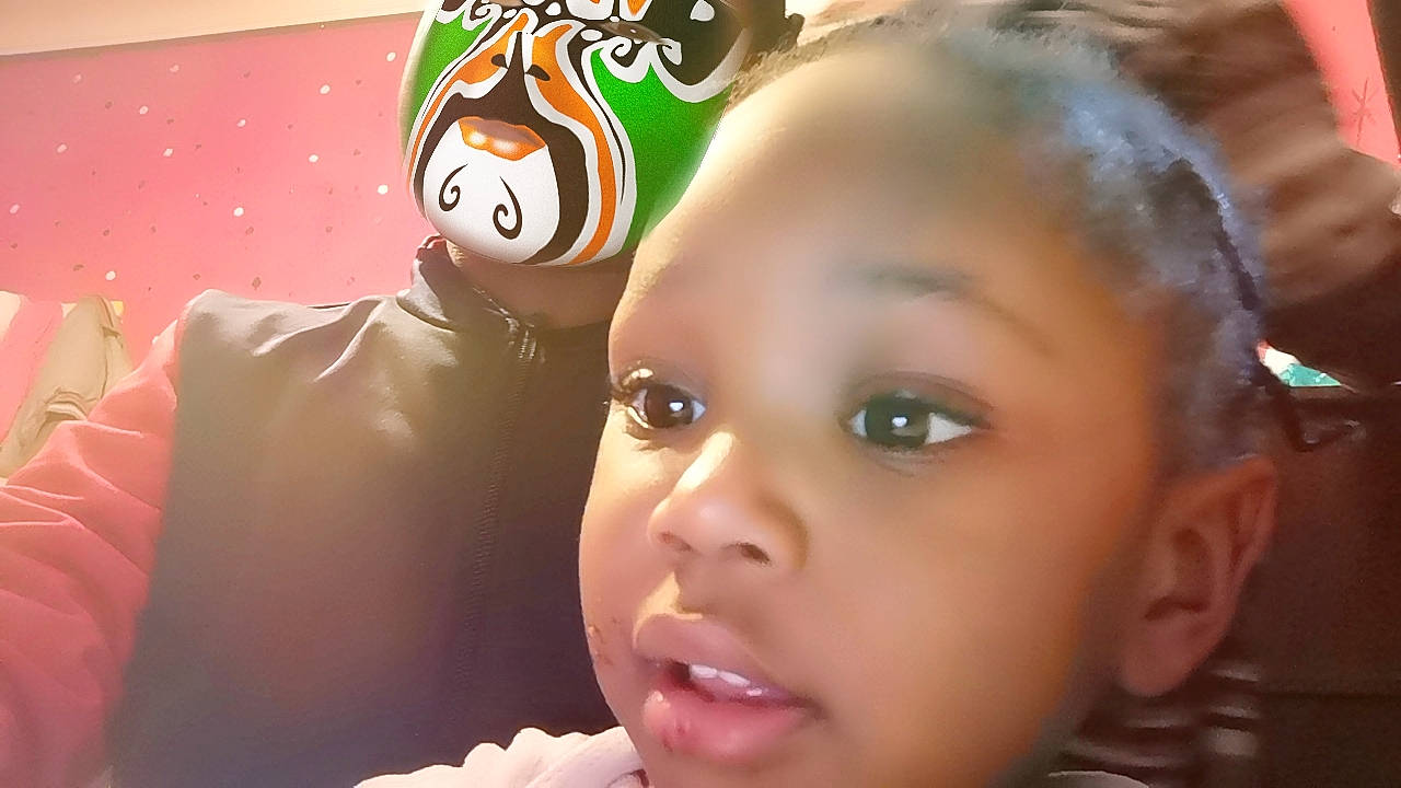 Nayé a rejoint le concours — aidez-le/la à gagner de superbes lots ! adaptation, black_hair, child, event, eyelash, facial_expression, fun, hairstyle, happy, human, iris, leisure, lip, mammal, mouth, nose, people, person, skin, stuffed_toy