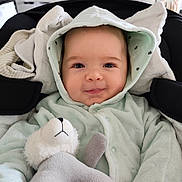 Gabin a rejoint le concours — aidez-le/la à gagner de superbes lots ! baby, infant, hooded_suit, car_seat, stuffed_animal, toy, smile, eyes, face, chubby_cheeks, blanket, cozy, indoor, portrait, soft_toy, mint_green, clothing, adorable, seat, closeup