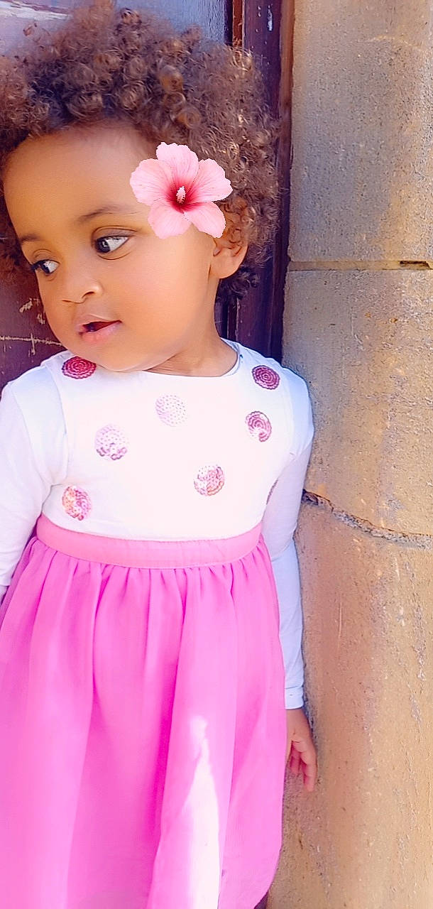 Menardy-ann a rejoint le concours — aidez-le/la à gagner de superbes lots ! baby_toddler_clothing, cheek, clothing, dress, eye, eyelash, face, facial_expression, hair, hairstyle, head, lip, neck, one_piece_garment, organ, person, purple, shoulder, skin, sleeve