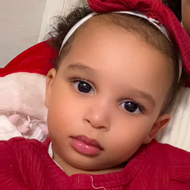 Jayleen a rejoint le concours — aidez-le/la à gagner de superbes lots ! accessories, baby, bodypart, clothing, coat, cosmetics, earring, face, happy, head, headband, jewelry, knitwear, lipstick, person, photography, portrait, shoulder, smile, sweater