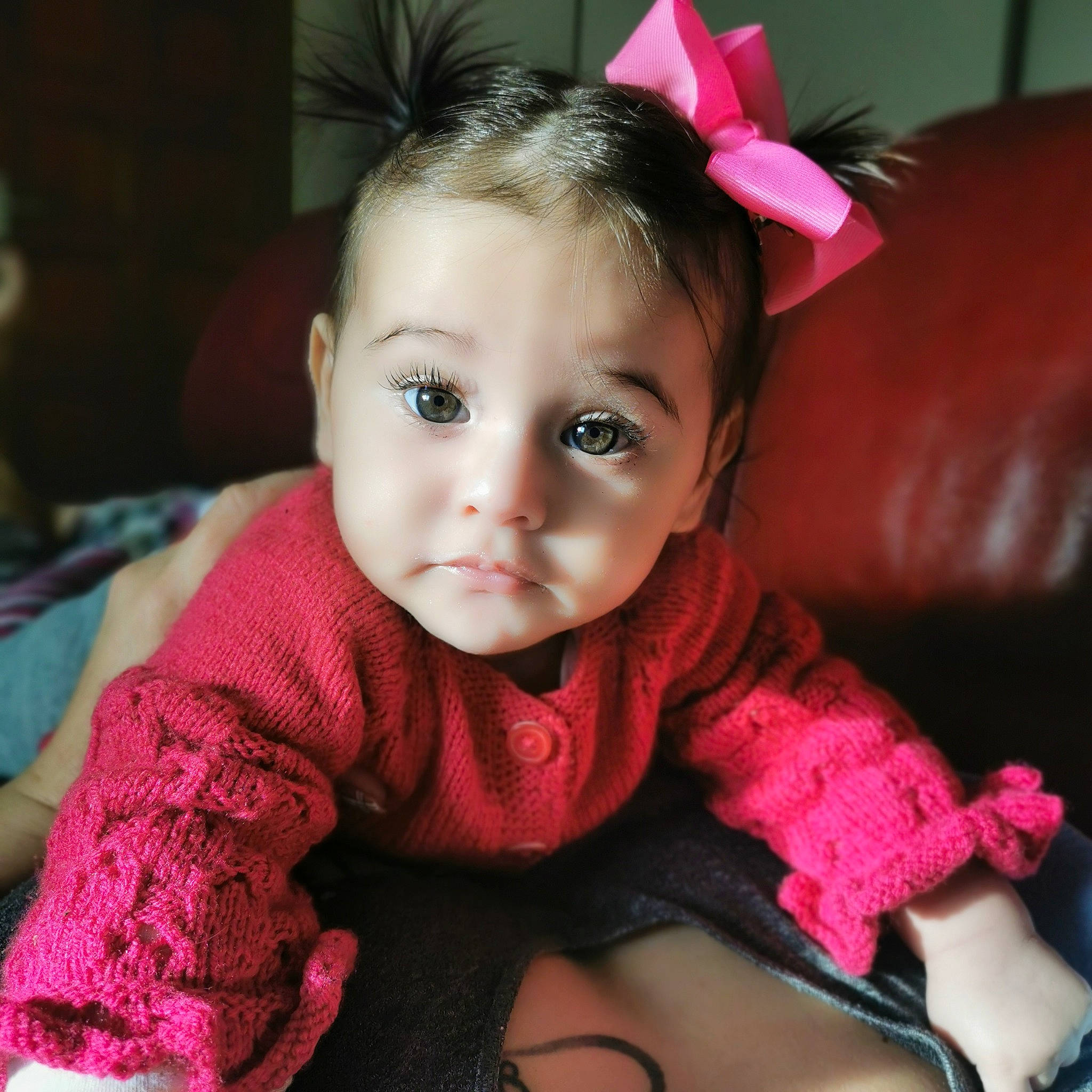 Seline a rejoint le concours — aidez-le/la à gagner de superbes lots ! baby, baby_toddler_clothing, cheek, child, comfort, costume_accessory, eyelash, hair_accessory, iris, knitting, lip, magenta, person, pink, sitting, skin, sweater, textile, toddler, wool