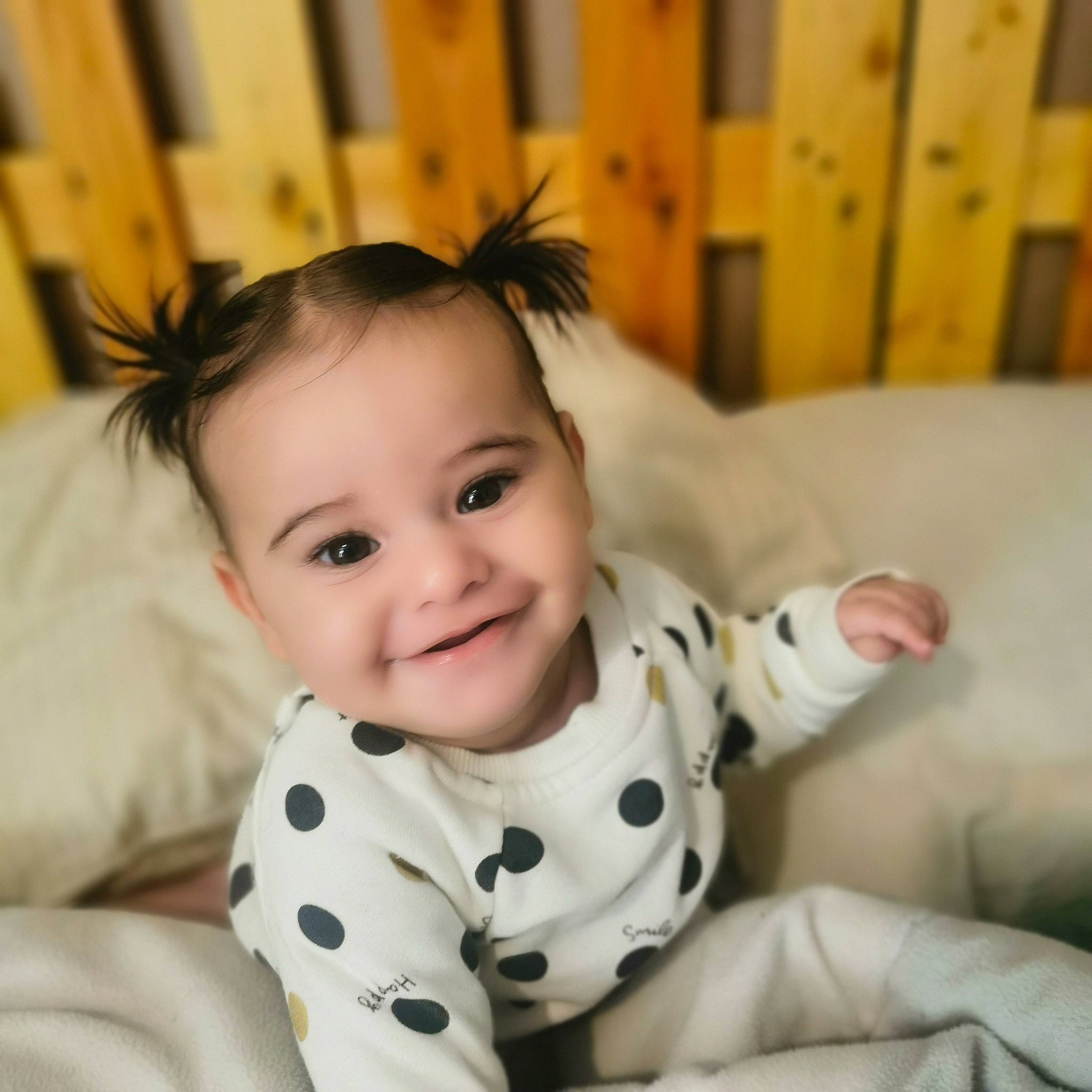 Seline participe au concours pour gagner de l'argent avec cette photo : baby, baby_laughing, baby_toddler_clothing, bed, cabinetry, cheek, child, comfort, eye, facial_expression, happy, human, iris, joy, laugh, linens, nose, person, pleased, portrait_photography