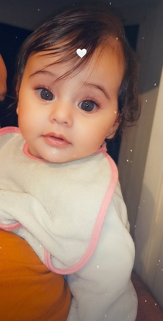 Seline a rejoint le concours — aidez-le/la à gagner de superbes lots ! baby, baby_toddler_clothing, beauty, black_hair, brown_hair, cheek, child, chin, eye, eyebrow, eyelash, forehead, hairstyle, iris, lip, organ, person, pink, shoulder, skin