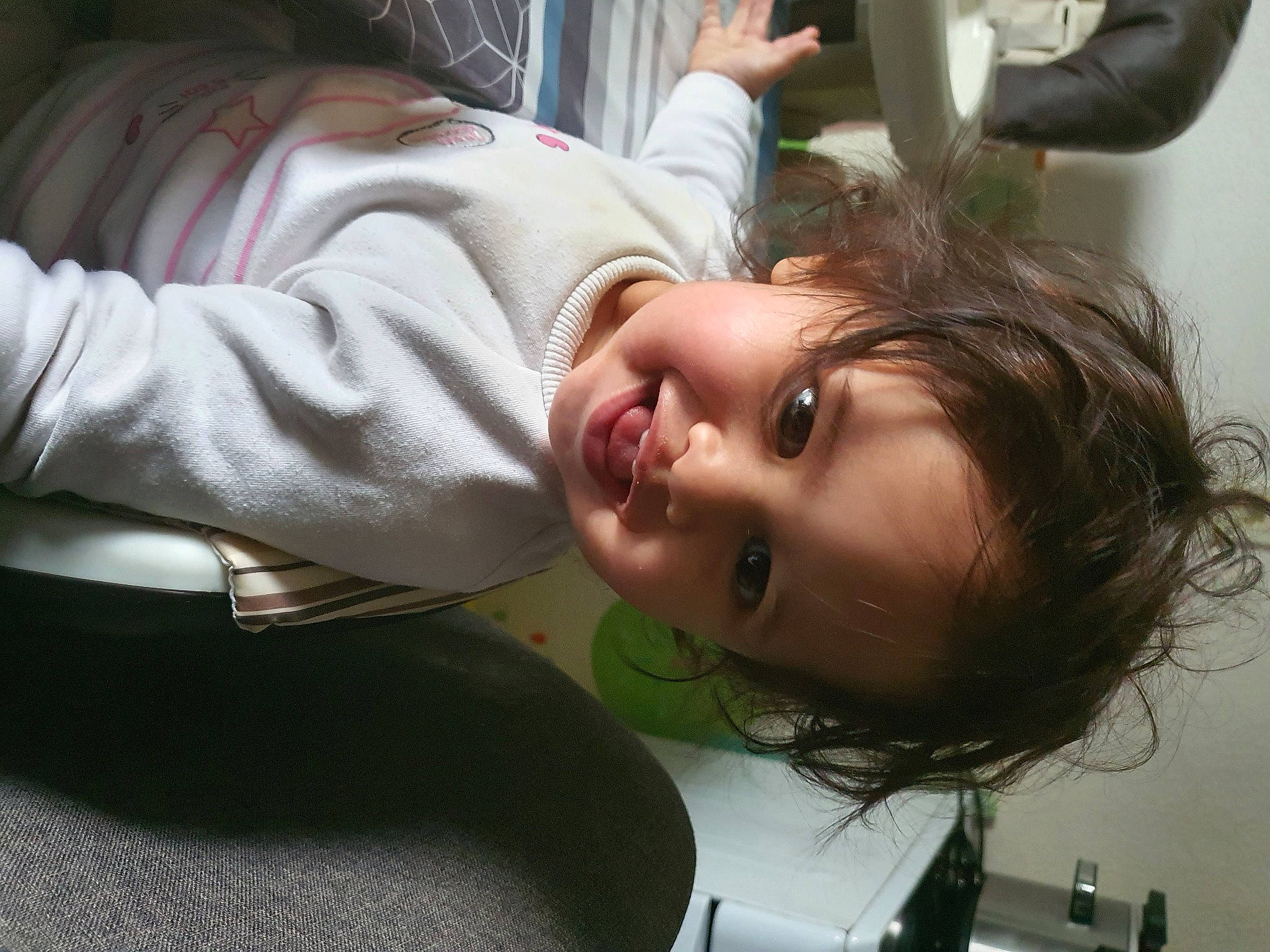 Lexie participe au concours pour gagner de l'argent avec cette photo : arm, black_hair, cheek, chin, comfort, ear, eyebrow, eyelash, gesture, happy, jaw, joy, lip, long_hair, mouth, neck, nose, person, skin, smile