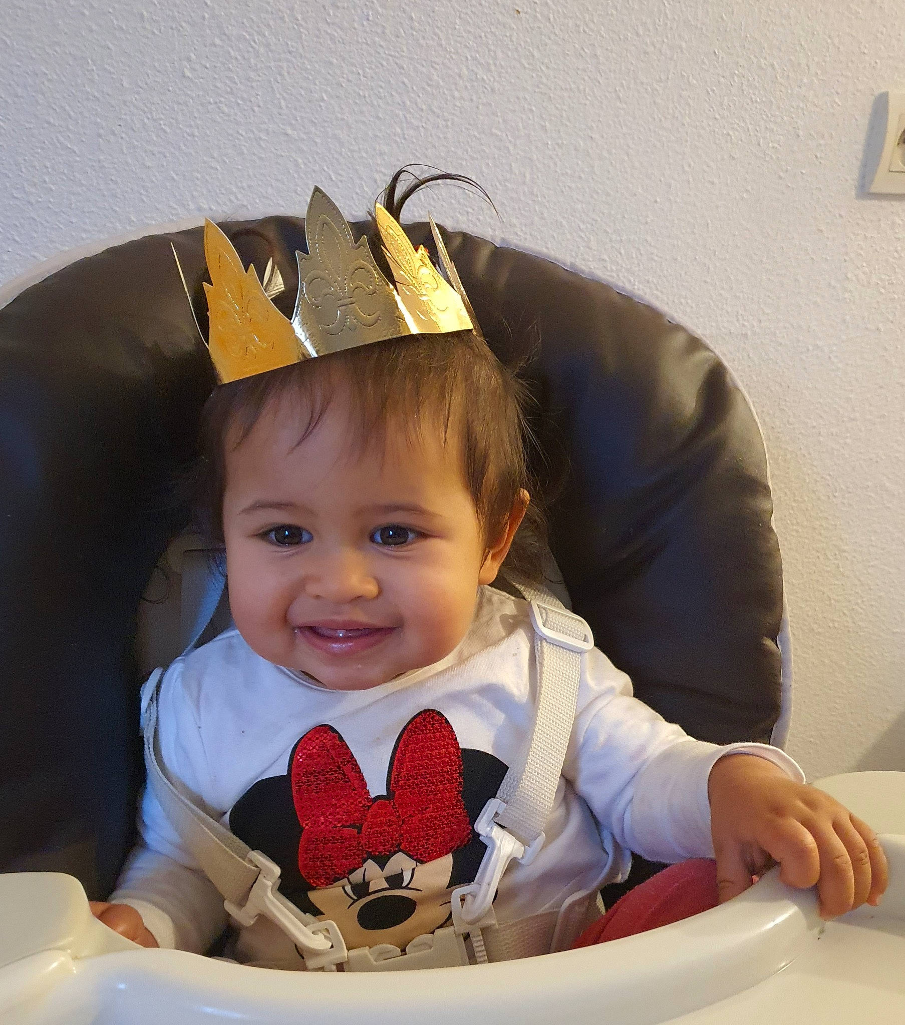 Lexie participe au concours pour gagner de l'argent avec cette photo : baby, baby_laughing, baby_products, baby_toddler_clothing, child, costume_accessory, costume_hat, couch, crown, hair_accessory, headband, headpiece, joy, light_switch, living_room, mouth, person, picture_frame, toddler, wall_plate