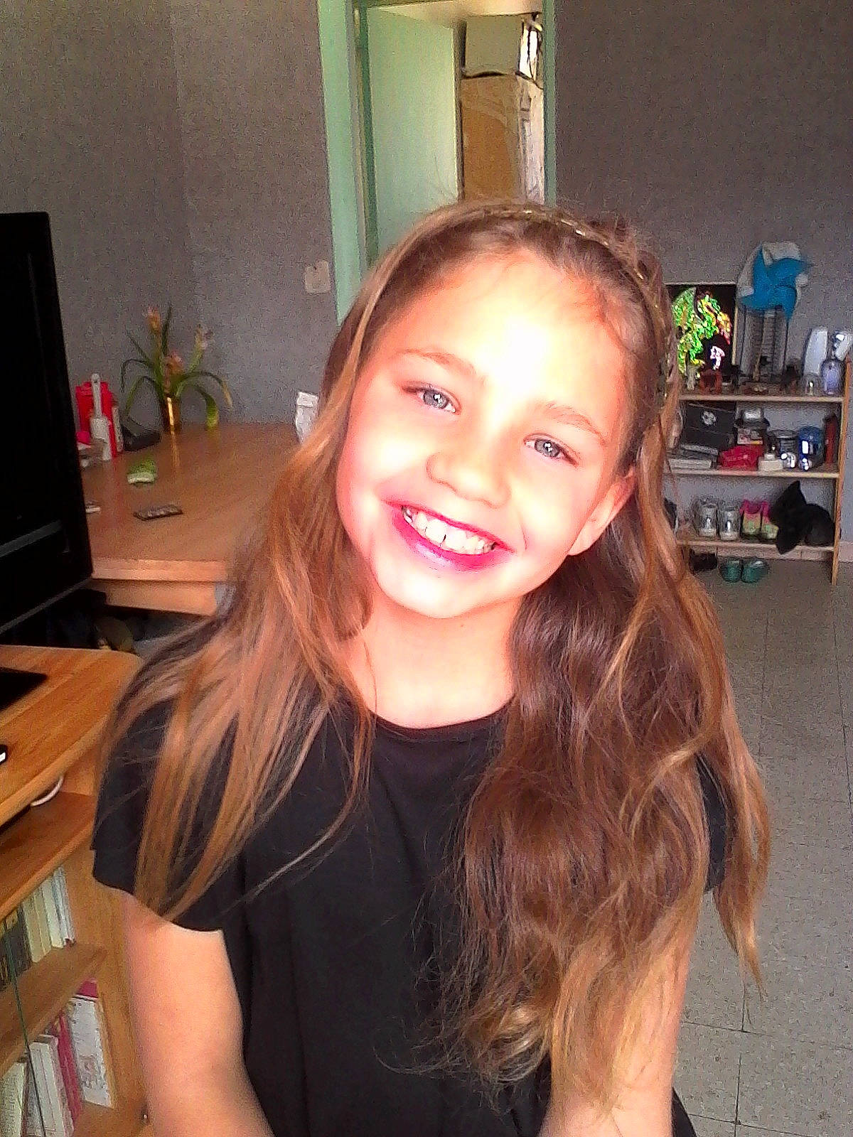 Célia participe au concours pour gagner de l'argent avec cette photo : beauty, blond, brown_hair, face, facial_expression, fun, girl, glasses, hair, hairstyle, hand, head, joy, lady, long_hair, mouth, nose, organ, skin, smile