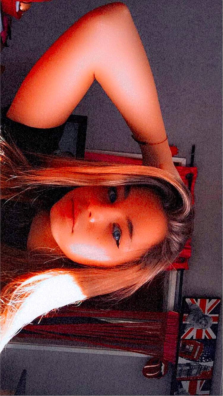 Celia participe au concours pour gagner de l'argent avec cette photo : beauty, black_hair, costume_hat, eyelash, fashion_accessory, flash_photography, flesh, hat, headgear, human_body, human_leg, lip, magenta, material_property, mouth, orange, person, pink, red_hair, sun_hat