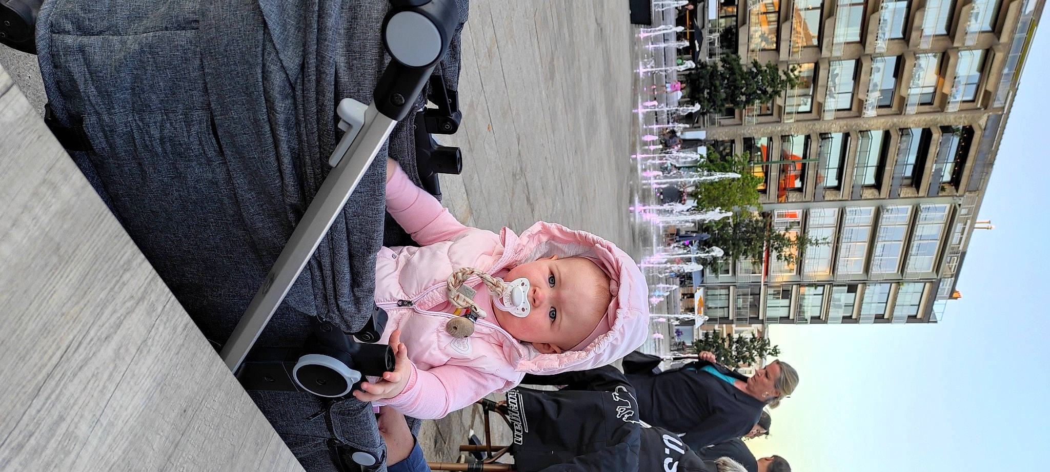 Maëlyne participe au concours pour gagner de l'argent avec cette photo : baby, baby_carriage, baby_products, child, fun, hand, leisure, person, photograph, recreation, sitting, snapshot, toddler, tree, vacation, winter