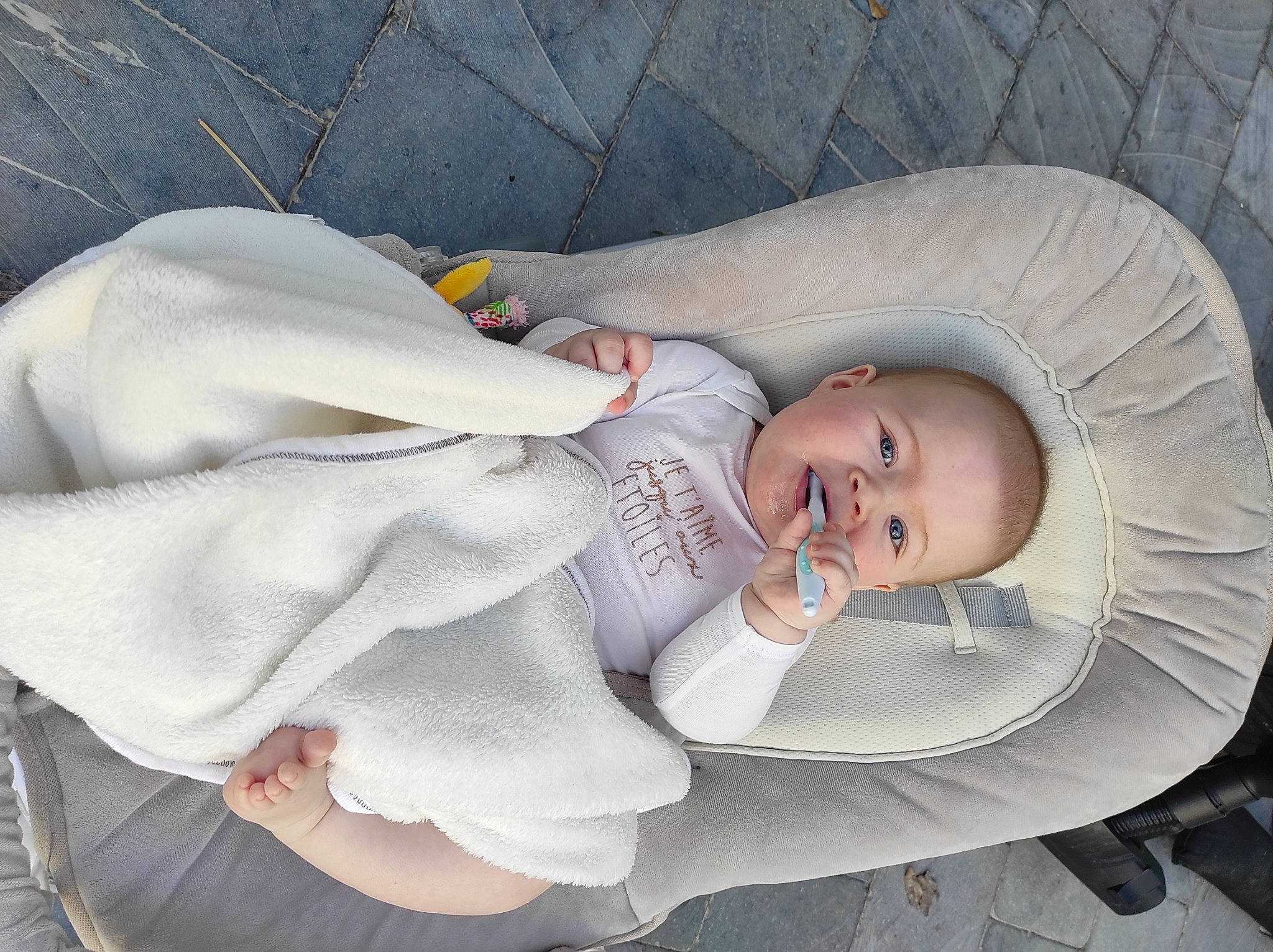 Maëlyne participe au concours pour gagner de l'argent avec cette photo : baby, baby_carriage, baby_products, baby_safety, baby_toddler_clothing, child, comfort, face, hat, head, human_body, linens, nap, person, sitting, skin, sleep, sleeve, toddler