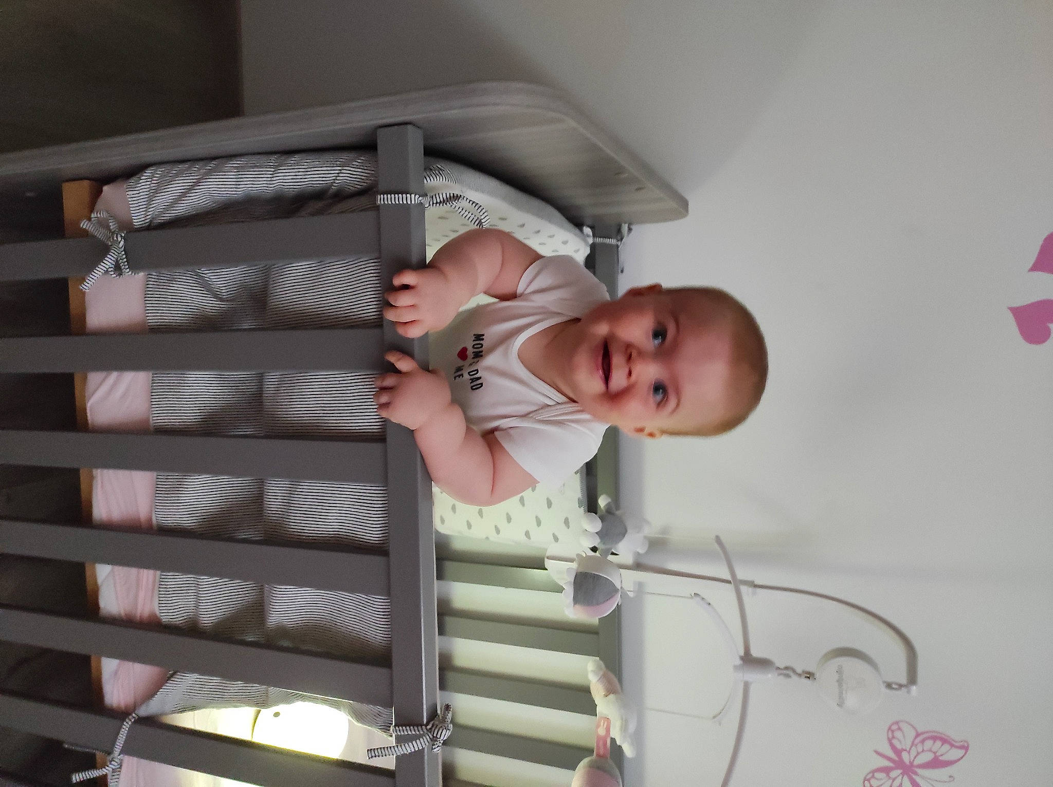 Maëlyne a rejoint le concours — aidez-le/la à gagner de superbes lots ! baby, baby_products, baby_safety, baby_toddler_clothing, bed, ceiling, child, comfort, handrail, infant_bed, joy, linens, pattern, person, product, room, sleeve, smile, t_shirt, textile