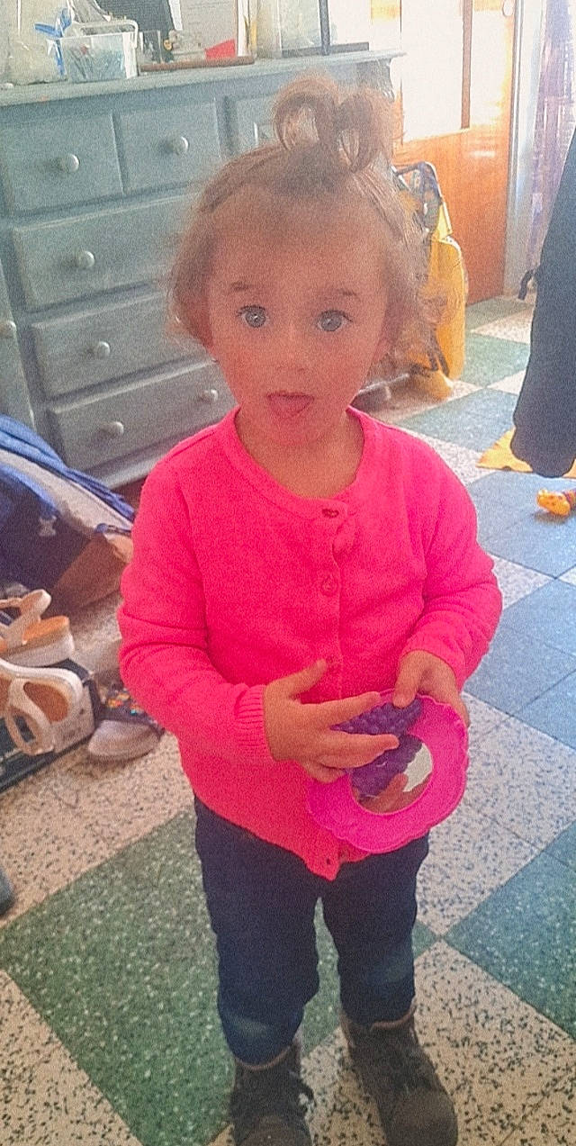 Louana a rejoint le concours — aidez-le/la à gagner de superbes lots ! cabinetry, child, cool, fun, gesture, hair, hairstyle, happy, head, leg, lip, mouth, organ, person, photograph, pink, shoe, sleeve, smile, surprise