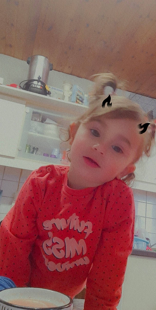 Louana a rejoint le concours — aidez-le/la à gagner de superbes lots ! baby, baby_toddler_clothing, cap, cheek, child, ear, eyelash, fashion_accessory, fun, happy, jaw, kitchen_appliance, lip, nose, outerwear, person, pink, room, sleeve, t_shirt