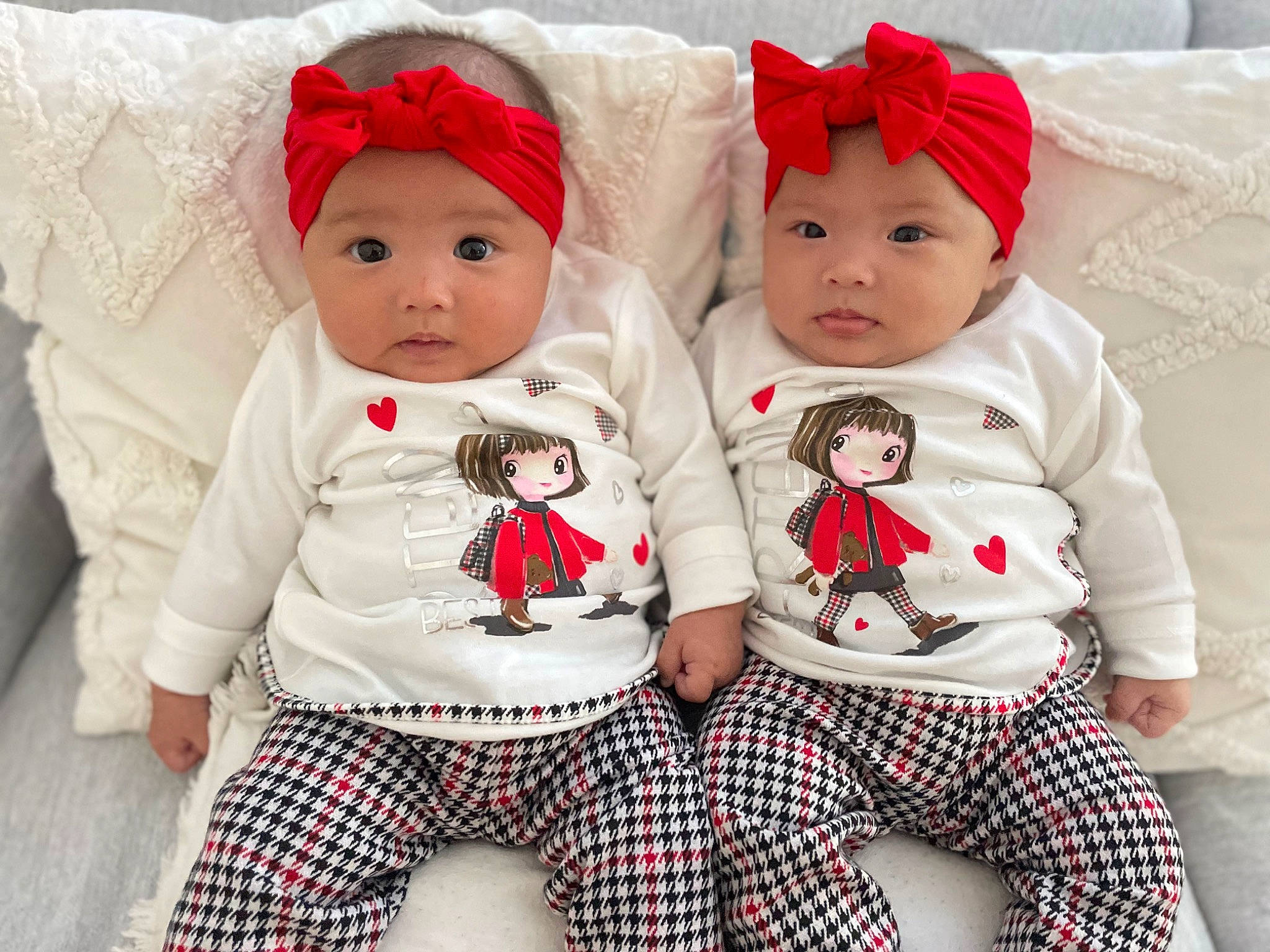 Jade Et Tessa participe au concours pour gagner de l'argent avec cette photo : baby, baby_toddler_clothing, cap, child, comfort, costume_hat, face, happy, hat, headwear, pattern, person, plaid, red, sleeve, smile, t_shirt, tartan, textile, toddler