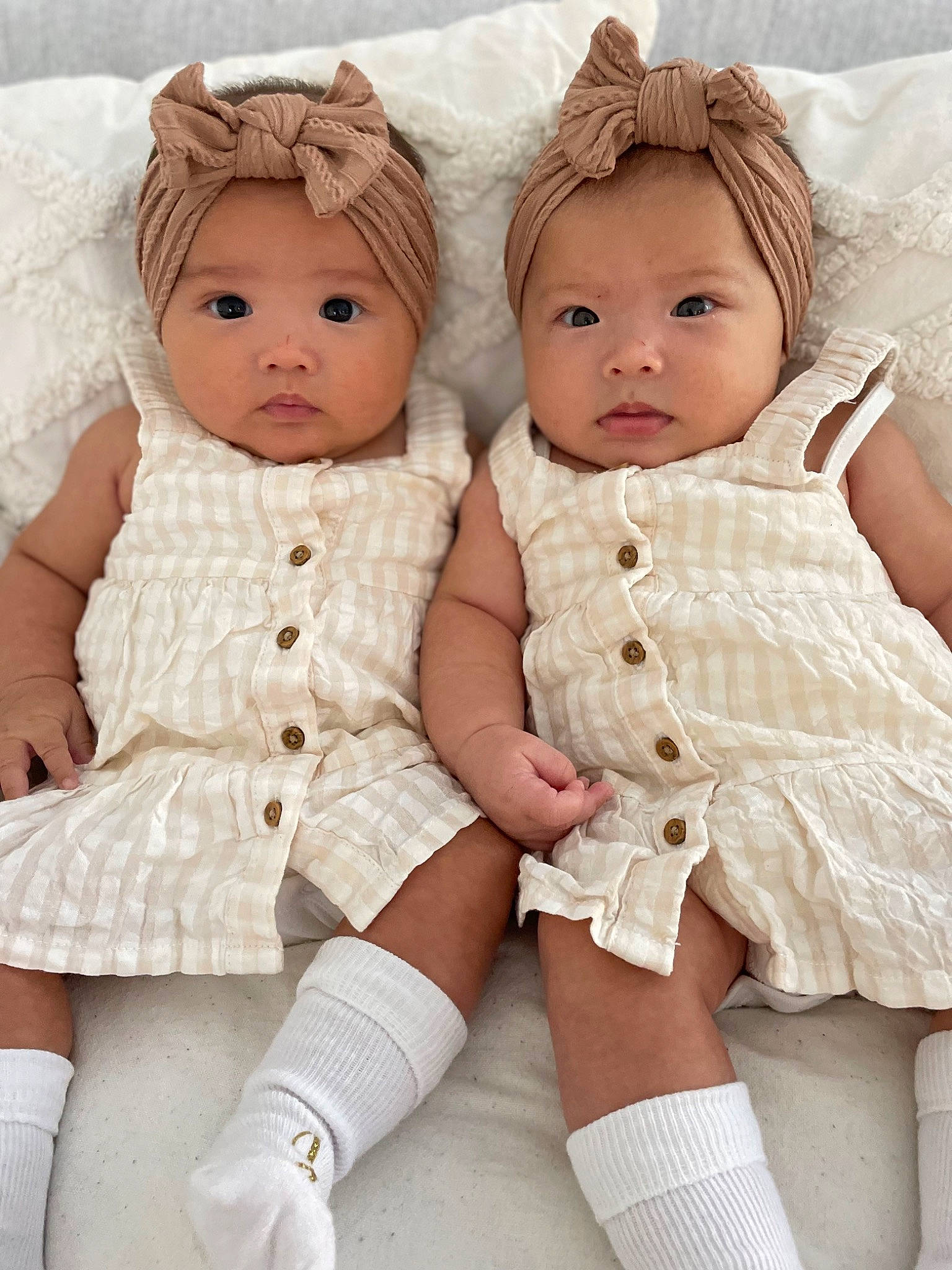 Jade Et Tessa participe au concours pour gagner de l'argent avec cette photo : baby, baby_toddler_clothing, cheek, day_dress, embellishment, eyelash, finger, happy, headwear, iris, jewellery, joint, neck, one_piece_garment, person, pink, skin, sleeve, thigh, trunk