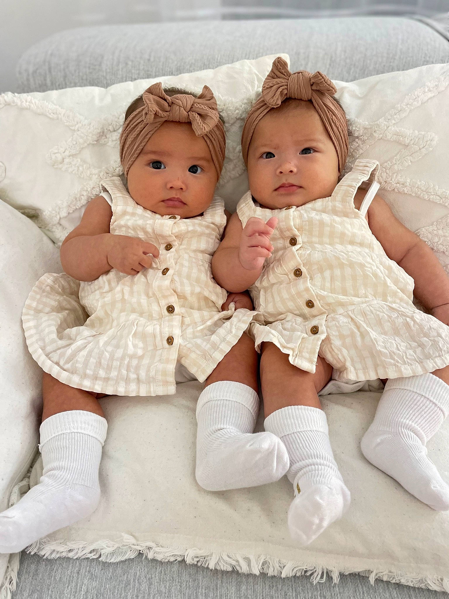 Jade Et Tessa participe au concours pour gagner de l'argent avec cette photo : baby_toddler_clothing, brown_hair, cheek, doll, dress, eye, eyelash, fur, gesture, hair_accessory, happy, headwear, iris, jewellery, person, sitting, skin, sleeve, textile, toy