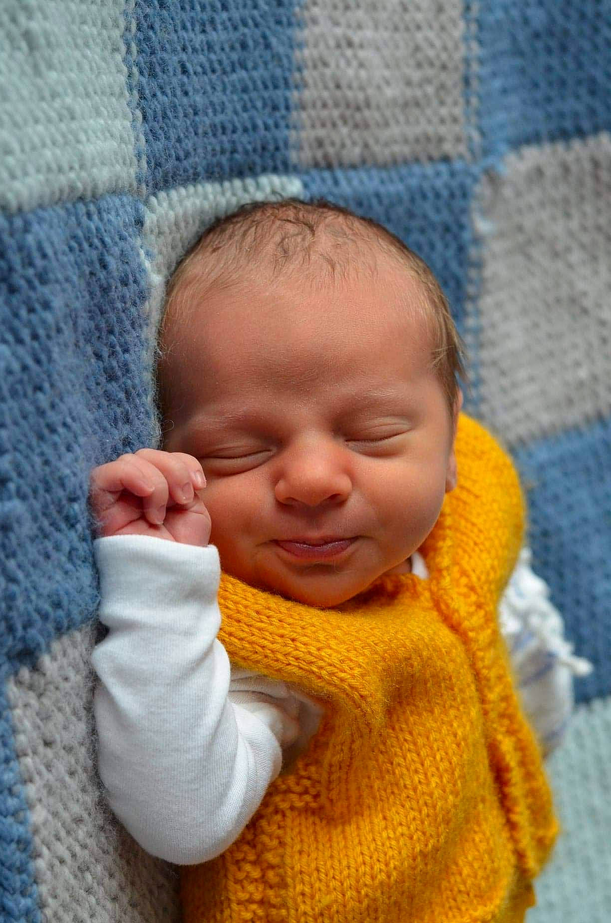 Arsène participe au concours pour gagner de l'argent avec cette photo : cheek, child, eye, girl, hand, head, infant, knitting, lip, nose, person, skin, smile, toddler