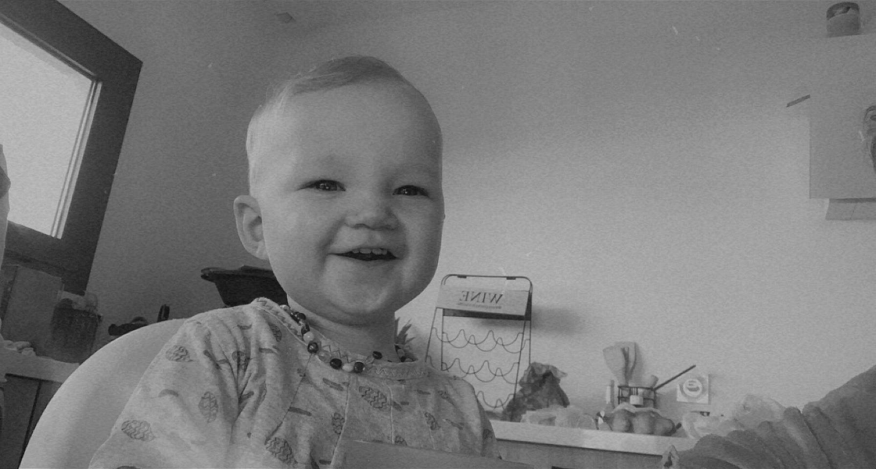 Malia a rejoint le concours — aidez-le/la à gagner de superbes lots ! baby, baby_laughing, baby_toddler_clothing, black_and_white, cheek, child, facial_expression, fun, happy, jaw, joy, monochrome, monochrome_photography, mouth, nose, person, room, sitting, smile, standing