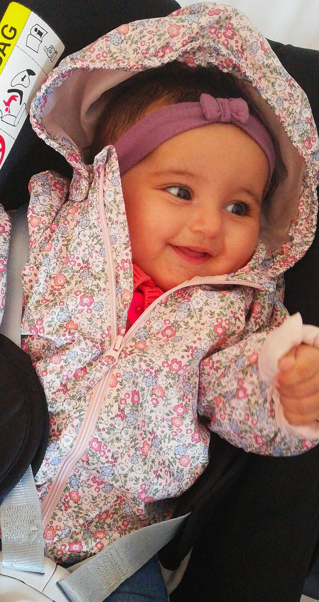 Liyah a rejoint le concours — aidez-le/la à gagner de superbes lots ! baby, baby_laughing, baby_toddler_clothing, bonnet, cheek, child, child_model, costume_accessory, facial_expression, happy, headgear, headwear, hood, joy, laugh, person, pleased, sleeve, toddler, winter