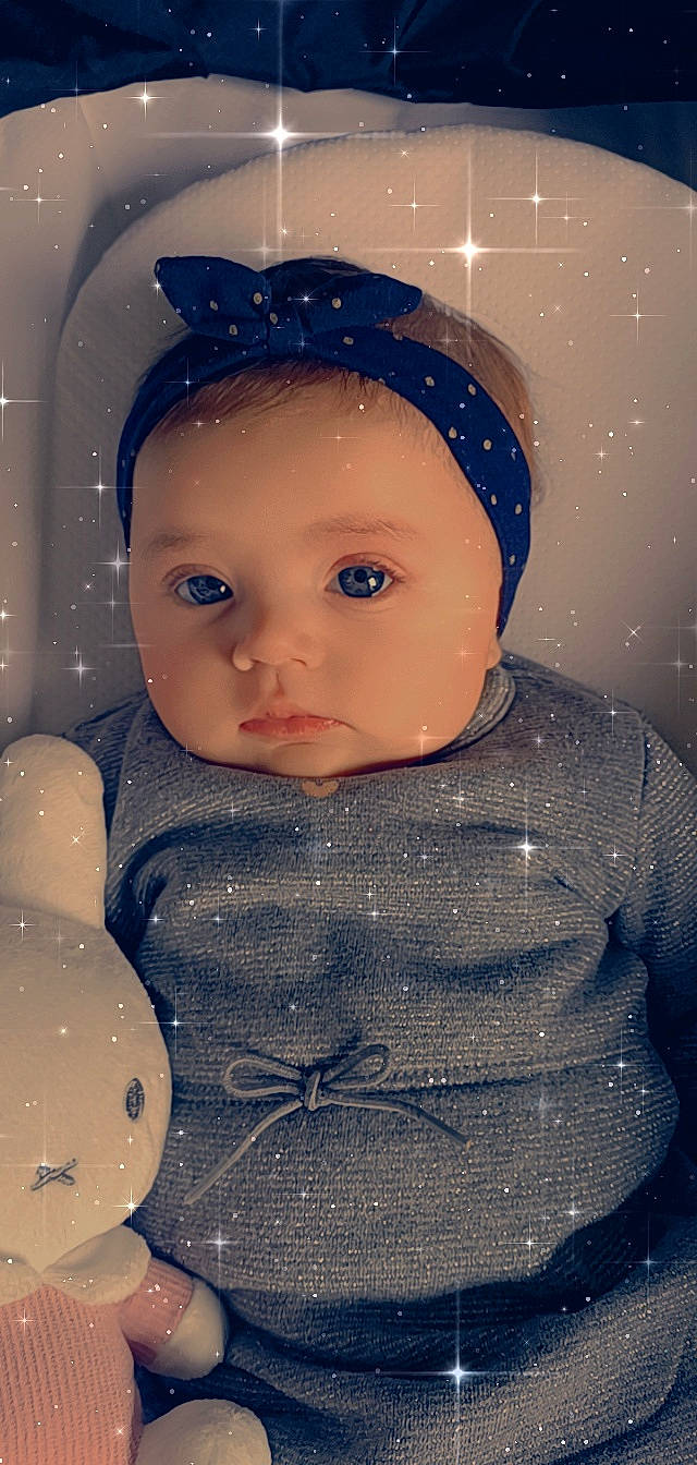 Marine participe au concours pour gagner de l'argent avec cette photo : baby, cap, cheek, child, chin, cool, electric_blue, facial_expression, fashion_accessory, flash_photography, fun, hairstyle, happy, headwear, knit_cap, nose, person, skin, sleeve, snow