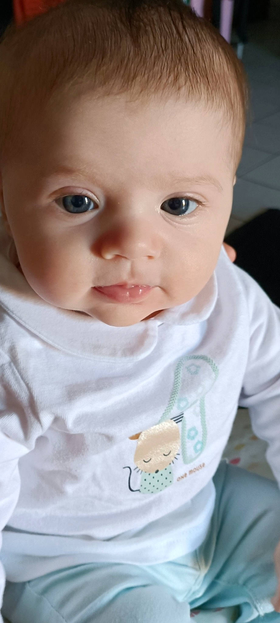 Marine participe au concours pour gagner de l'argent avec cette photo : baby, baby_toddler_clothing, cheek, child, chin, collar, eyebrow, eyelash, grass, iris, lip, mouth, neck, no_expression, nose, person, portrait_photography, sitting, skin, sleeve