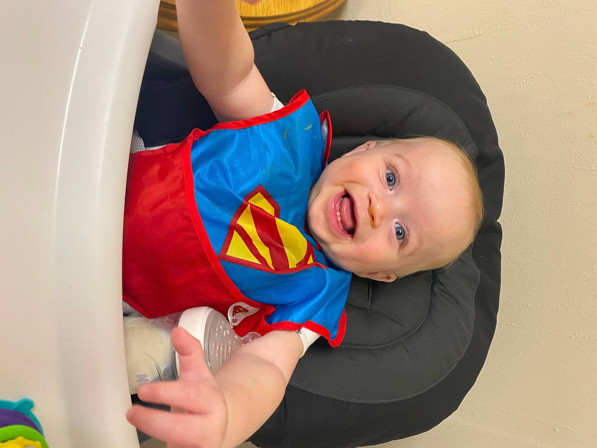 Makai is registered to the contest to win money with this photo: arm, baby, baby_products, baby_toddler_clothing, chair, child, comfort, elbow, electric_blue, finger, fun, hand, happy, person, play, room, sitting, smile, t_shirt, thumb