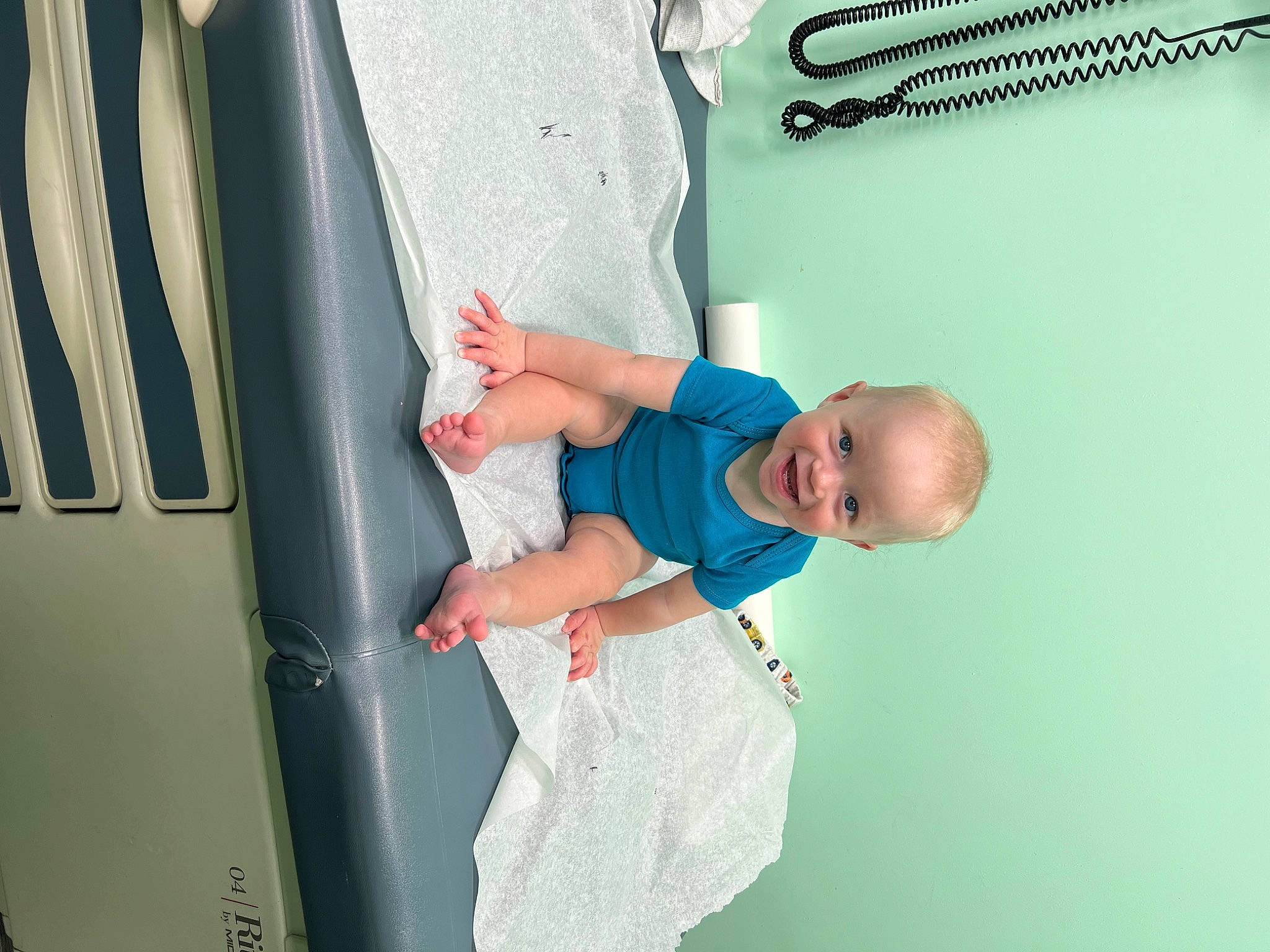 Makai is registered to the contest to win money with this photo: automotive_exterior, baby, baby_products, baby_toddler_clothing, child, elbow, electric_blue, person, sleeve, t_shirt, toddler, vehicle, vehicle_door